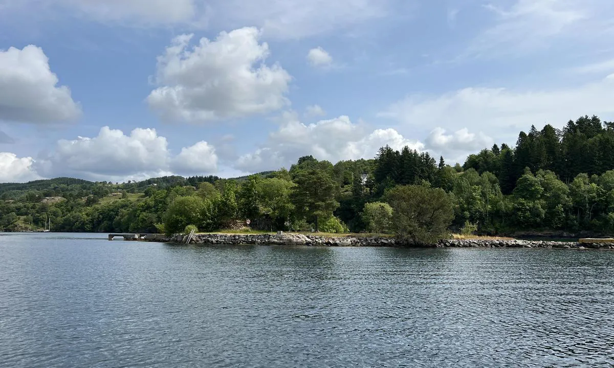 Geitøy i Alverstraumen: {"base": "no", "no": "Geit\u00f8y sett fra vestre l\u00f8p i Alverstraumen. Fort\u00f8yningsbolter p\u00e5 denne siden av holmen.", "se": "Get\u00f6 sett fr\u00e5n v\u00e4stra loppet i Alverstraumen. F\u00f6rt\u00f6jningsbultar p\u00e5 denna sida av holmen.", "en": "Geit\u00f8y seen from the western channel in Alverstraumen. Mooring bolts on this side of the islet.", "da": "Geit\u00f8y set fra vestre l\u00f8b i Alverstraumen. Fort\u00f8jningsbolte p\u00e5 denne side af holmen."}