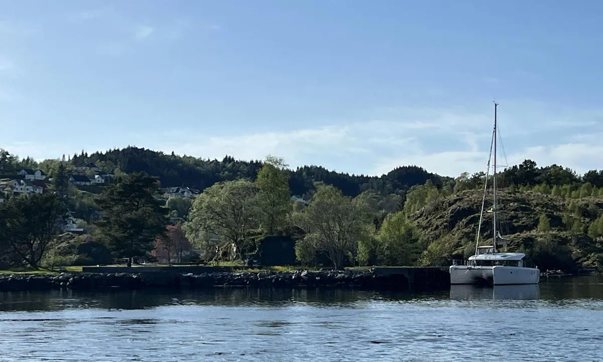 Geitøy i Alverstraumen: {"base": "no", "no": "Seilkatamaran langs kaien.", "se": "Segelkatamaran l\u00e4ngs kajen.", "en": "Sailing catamaran along the quay.", "da": "Sejlkatamaran langs kajen."}