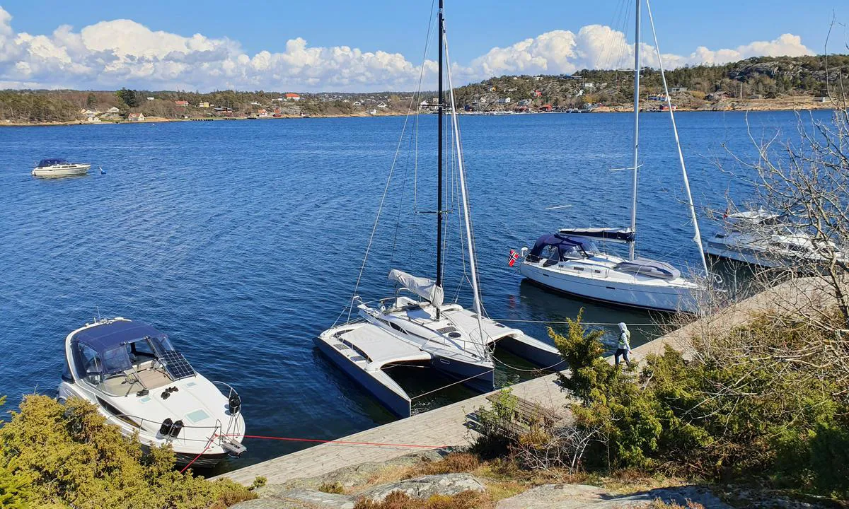 {"base": "no", "no": "Mulig \u00e5 fort\u00f8ye b\u00e5de til brygge og ut inn mot svaberg p\u00e5 Geitholmen i Slevikkilen.", "se": "M\u00f6jligt att f\u00f6rt\u00f6ja b\u00e5de vid brygga och ut in mot h\u00e4llar p\u00e5 Geitholmen i Slevikkilen.", "en": "Possible to moor both to the dock and out towards the rocky shore on Geitholmen in Slevikkilen.", "da": "Muligt at fort\u00f8je b\u00e5de til kaj og ind mod klipperne p\u00e5 Geitholmen i Slevikkilen."}