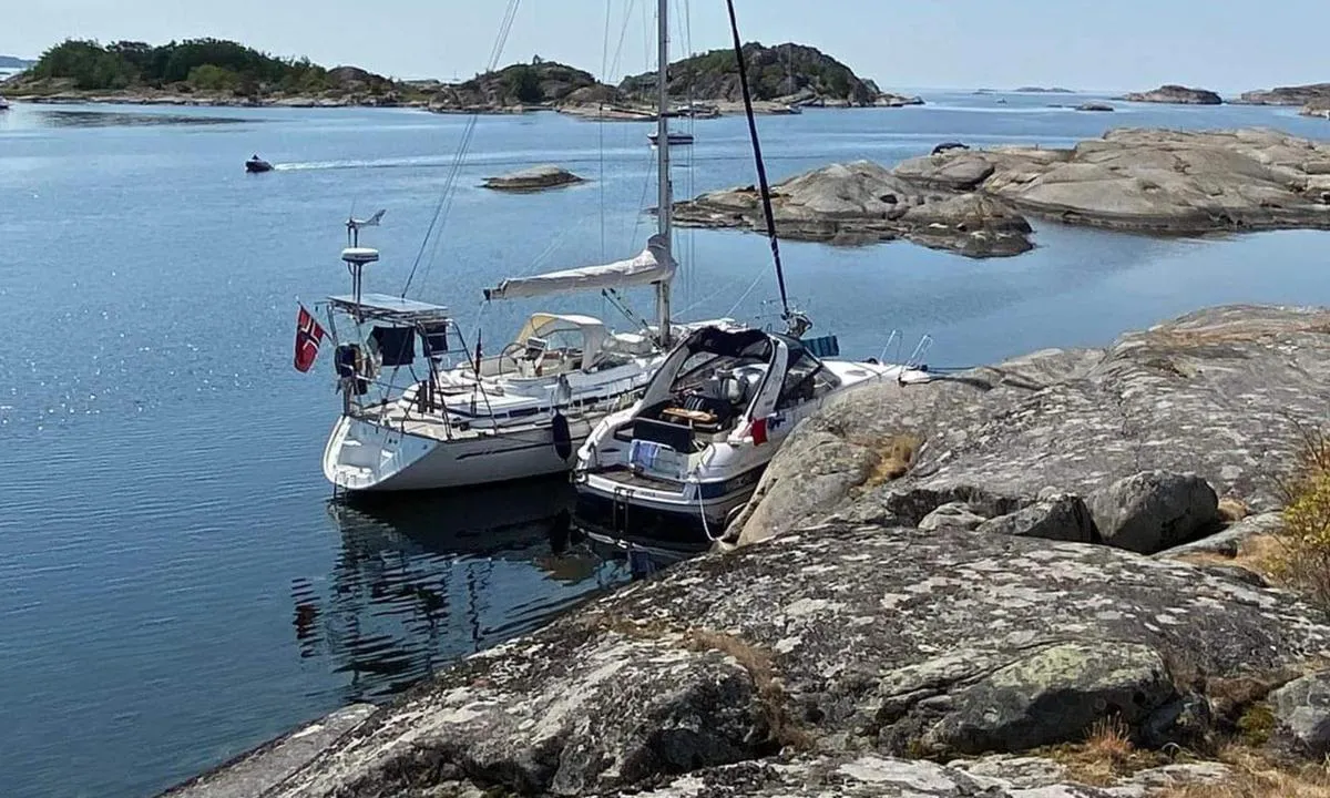 Geitungholmen (Eneboern) : Helt til land i grunneste laget til seilbåter. Lenger ut og litt nordover er det tre blå bøyer og godt hold for å ligge på svai. Lokalt kalles denne øya for Eneboern. Hui bukta øst av denne har svaiplasser. Se nøye på kartet ved innseiling fra sydøst. En umerket grunne i løpet når du svinger nordover, men synlig i kartet.