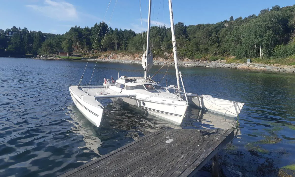 Geitvika: {"base": "no", "no": "St\u00f8rre b\u00e5ter b\u00f8r fort\u00f8ye mot brygge med hekkanker.", "se": "St\u00f6rre b\u00e5tar b\u00f6r f\u00f6rt\u00f6ja mot brygga med akterankare.", "en": "Larger boats should moor to the dock using a stern anchor.", "da": "St\u00f8rre b\u00e5de b\u00f8r fort\u00f8je mod bro med h\u00e6kanker."}