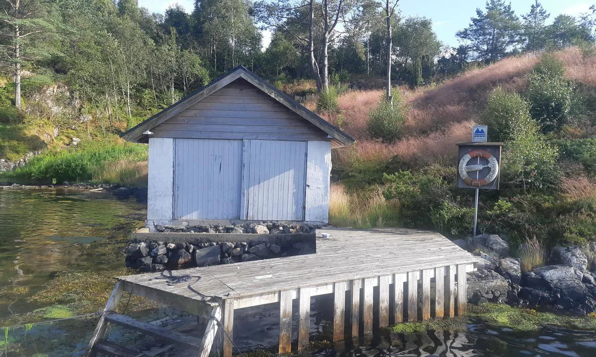 Geitvika: {"base": "no", "no": "Liten trekai som mindre b\u00e5ter kan fort\u00f8ye langsides til p\u00e5 s\u00f8rlig del av friluftsomr\u00e5det.", "se": "Liten tr tr\u00e4brygga som mindre b\u00e5tar kan f\u00f6rt\u00f6ja l\u00e5ngsides till p\u00e5 den s\u00f6dra delen av friluftsomr\u00e5det.", "en": "Small wooden pier where smaller boats can moor alongside on the southern part of the recreational area.", "da": "Lille tr\u00e6mole, som mindre b\u00e5de kan fort\u00f8je langs siden til p\u00e5 den sydlige del af friluftsomr\u00e5det."}