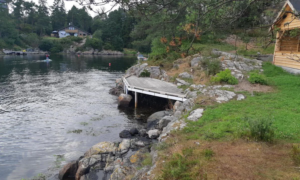 Geitvika: {"base": "no", "no": "Liten trekai i nordlige del av omr\u00e5de, for utsetting av kajakk o.l.", "se": "Liten tr&auml;brygga i norra delen av omr&aring;det, f&ouml;r sj&ouml;s&auml;ttning av kajak o.dyl.", "en": "Small wooden pier in the northern part of the area for launching kayaks and similar.", "da": "Lille tr\u00e6bro i den nordlige del af omr\u00e5det, til s\u00f8s\u00e6tning af kajak og lignende."}