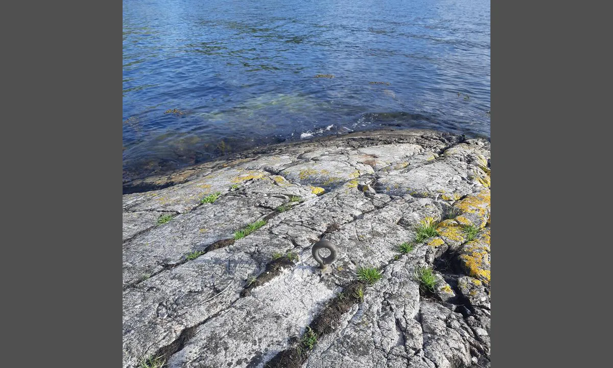Geitvika: {"base": "no", "no": "Fort\u00f8yningsring i nordlige del av omr\u00e5det.", "se": "F\u00f6rt\u00f6jningsring i norra delen av omr\u00e5det.", "en": "Mooring ring in the northern part of the area.", "da": "Fort\u00f8jningsring i nordlige del af omr\u00e5det."}