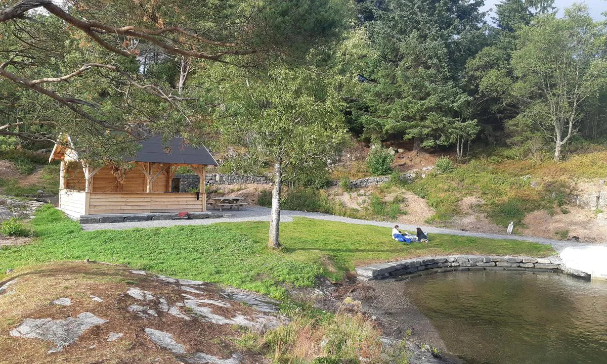 Geitvika: {"base": "no", "no": "Badeplass.", "se": "Badplats.", "en": "Swimming area.", "da": "Badeplads."}