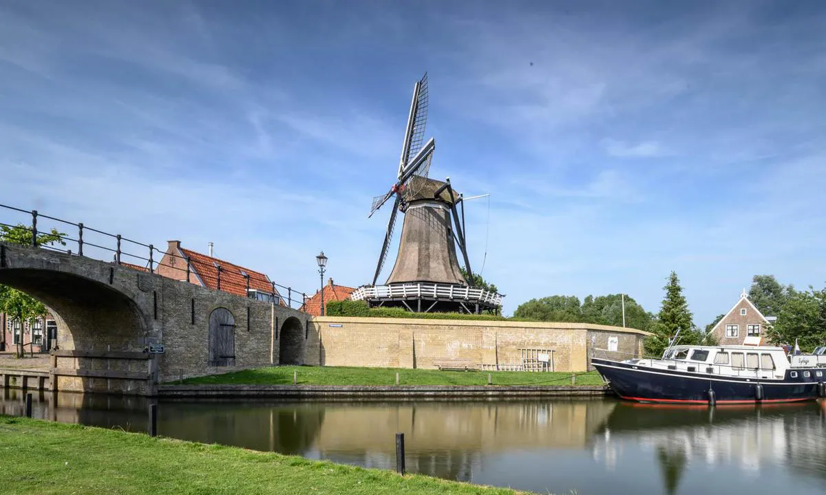 Gemeentehaven Sloten, locatie Bolwerk Zuid: {"base": "en", "no": "<p>Vindturbinen 'De Kaai' med utsikt over den s\u00f8rlige inngangen til Sloten. Som du kan se p\u00e5 bildet, kan du legge til like ved siden av vindturbinen!</p> <p>(Foto fra de.wikipedia.org).</p>", "se": "<p>Kvarnen 'De Kaai' med utsikt \u00f6ver den s\u00f6dra ing\u00e5ngen av Sloten. Som du kan se p\u00e5 fotot kan du f\u00f6rt\u00f6ja precis bredvid kvarnen!</p><br>(Foto fr\u00e5n de.wikipedia.org).", "en": "The mill 'De Kaai' overlooking the southern entrance of Sloten. As you can see on the photo, you can moor right next to the mill!\r\n(Photo from de.wikipedia.org).", "da": "M\u00f8llen 'De Kaai' med udsigt over den sydlige indgang til Sloten. Som du kan se p\u00e5 billedet, kan du l\u00e6gge til lige ved siden af m\u00f8llen!<br />(Foto fra de.wikipedia.org).", "fr": "Le moulin 'De Kaai' surplombe l\u2019entr\u00e9e sud de Sloten. Comme vous pouvez le voir sur la photo, vous pouvez accoster juste \u00e0 c\u00f4t\u00e9 du moulin !<br />(Photo de de.wikipedia.org).", "de": "Die M\u00fchle 'De Kaai' \u00fcberblickt den s\u00fcdlichen Eingang von Sloten. Wie Sie auf dem Foto sehen k\u00f6nnen, k\u00f6nnen Sie direkt neben der M\u00fchle festmachen! (Foto von de.wikipedia.org).", "es": "El molino 'De Kaai' con vistas a la entrada sur de Sloten. Como puede ver en la foto, \u00a1puede amarrar justo al lado del molino!<br />(Foto de de.wikipedia.org).", "it": "Il mulino 'De Kaai' sovrasta l'ingresso meridionale di Sloten. Come puoi vedere nella foto, puoi ormeggiare proprio accanto al mulino!<br>(Foto da de.wikipedia.org).", "pt": "O moinho 'De Kaai' com vista para a entrada sul de Sloten. Como voc\u00ea pode ver na foto, voc\u00ea pode atracar bem ao lado do moinho! <br> (Foto de de.wikipedia.org).", "nl": "De molen 'De Kaai' met uitzicht op de zuidelijke ingang van Sloten. Zoals je op de foto kunt zien, kun je direct naast de molen aanmeren! (Foto van de.wikipedia.org).", "pl": "M\u0142yn 'De Kaai' z widokiem na po\u0142udniowe wej\u015bcie do Sloten. Jak wida\u0107 na zdj\u0119ciu, mo\u017cna zacumowa\u0107 tu\u017c obok m\u0142yna! (Zdj\u0119cie z de.wikipedia.org).", "uk": "\u041c\u043b\u0438\u043d 'De Kaai', \u0449\u043e \u0440\u043e\u0437\u0442\u0430\u0448\u043e\u0432\u0430\u043d\u0438\u0439 \u043d\u0430 \u043f\u0456\u0432\u0434\u0435\u043d\u043d\u043e\u043c\u0443 \u0432\u0445\u043e\u0434\u0456 \u0434\u043e \u0421\u043b\u043e\u0442\u0435\u043d\u0430. \u042f\u043a \u0432\u0438\u0434\u043d\u043e \u043d\u0430 \u0444\u043e\u0442\u043e\u0433\u0440\u0430\u0444\u0456\u0457, \u0432\u0438 \u043c\u043e\u0436\u0435\u0442\u0435 \u043f\u0440\u0438\u0448\u0432\u0430\u0440\u0442\u0443\u0432\u0430\u0442\u0438\u0441\u044f \u043f\u0440\u044f\u043c\u043e \u043f\u043e\u0440\u0443\u0447 \u0437 \u043c\u043b\u0438\u043d\u043e\u043c! <br> (\u0424\u043e\u0442\u043e \u0437 de.wikipedia.org).", "ro": "Moara 'De Kaai' domin\u00e2nd intrarea sudic\u0103 \u00een Sloten. Dup\u0103 cum pute\u021bi vedea \u00een fotografie, pute\u021bi acosta chiar l\u00e2ng\u0103 moar\u0103!<br>(Fotografie de pe de.wikipedia.org).", "tr": "Sloten'in g\u00fcney giri\u015fine bakan 'De Kaai' yel de\u011firmeni. Foto\u011frafta g\u00f6rd\u00fc\u011f\u00fcn\u00fcz gibi, yel de\u011firmeninin hemen yan\u0131na demirleyebilirsiniz!<br />(Foto\u011fraf de.wikipedia.org'dan).", "el": "\u039f \u03bc\u03cd\u03bb\u03bf\u03c2 'De Kaai' \u03bc\u03b5 \u03b8\u03ad\u03b1 \u03c4\u03b7\u03bd \u03bd\u03cc\u03c4\u03b9\u03b1 \u03b5\u03af\u03c3\u03bf\u03b4\u03bf \u03c4\u03bf\u03c5 Sloten. \u038c\u03c0\u03c9\u03c2 \u03bc\u03c0\u03bf\u03c1\u03b5\u03af\u03c4\u03b5 \u03bd\u03b1 \u03b4\u03b5\u03af\u03c4\u03b5 \u03c3\u03c4\u03b7 \u03c6\u03c9\u03c4\u03bf\u03b3\u03c1\u03b1\u03c6\u03af\u03b1, \u03bc\u03c0\u03bf\u03c1\u03b5\u03af\u03c4\u03b5 \u03bd\u03b1 \u03b4\u03ad\u03c3\u03b5\u03c4\u03b5 \u03b1\u03ba\u03c1\u03b9\u03b2\u03ce\u03c2 \u03b4\u03af\u03c0\u03bb\u03b1 \u03c3\u03c4\u03bf\u03bd \u03bc\u03cd\u03bb\u03bf! <br>(\u03a6\u03c9\u03c4\u03bf\u03b3\u03c1\u03b1\u03c6\u03af\u03b1 \u03b1\u03c0\u03cc de.wikipedia.org).", "cs": "Ml\u00fdn 'De Kaai' s v\u00fdhledem na ji\u017en\u00ed vjezd do Slotenu. Jak m\u016f\u017eete vid\u011bt na fotografii, m\u016f\u017eete p\u0159ist\u00e1t p\u0159\u00edmo vedle ml\u00fdna!<br />(Foto z de.wikipedia.org).", "hu": "A 'De Kaai' malom a d\u00e9li bej\u00e1ratot n\u00e9zi Slotenn\u00e9l. Ahogy a f\u00e9nyk\u00e9pen is l\u00e1that\u00f3, k\u00f6zvetlen\u00fcl a malom mellett is kik\u00f6thet!", "fi": "De Kaai -mylly, joka katsoo etel\u00e4\u00e4n Slotenin sis\u00e4\u00e4nk\u00e4ynti\u00e4. Kuten kuvasta n\u00e4kyy, voit kiinnitty\u00e4 aivan myllyn viereen! (Kuva de.wikipedia.org).", "bg": "\u041c\u0435\u043b\u043d\u0438\u0446\u0430\u0442\u0430 \u201eDe Kaai\u201c, \u043a\u043e\u044f\u0442\u043e \u0433\u043b\u0435\u0434\u0430 \u043a\u044a\u043c \u044e\u0436\u043d\u0438\u044f \u0432\u0445\u043e\u0434 \u043d\u0430 \u0421\u043b\u043e\u0442\u0435\u043d. \u041a\u0430\u043a\u0442\u043e \u043c\u043e\u0436\u0435\u0442\u0435 \u0434\u0430 \u0432\u0438\u0434\u0438\u0442\u0435 \u043d\u0430 \u0441\u043d\u0438\u043c\u043a\u0430\u0442\u0430, \u043c\u043e\u0436\u0435\u0442\u0435 \u0434\u0430 \u0430\u043a\u043e\u0441\u0442\u0438\u0440\u0430\u0442\u0435 \u0442\u043e\u0447\u043d\u043e \u0434\u043e \u043c\u0435\u043b\u043d\u0438\u0446\u0430\u0442\u0430!<br>(\u0421\u043d\u0438\u043c\u043a\u0430 \u043e\u0442 de.wikipedia.org).", "sr": "Mlin 'De Kaai' s pogledom na ju\u017eni ulaz u Sloten. Kao \u0161to mo\u017eete videti na fotografiji, mo\u017eete se usidriti odmah pored mlina! <br>(Fotografija sa de.wikipedia.org).", "et": "Veski 'De Kaai' \u00fclevaade Sloteni l\u00f5unasadamast. Nagu fotolt n\u00e4ha, saate silduda otse veski k\u00f5rval!</br>(Foto saidilt de.wikipedia.org).", "lv": "Dzirnavas 'De Kaai', kas p\u0101rrauga Slotenas dienvidu ieeju. K\u0101 redzams fotogr\u0101fij\u0101, j\u016bs varat piest\u0101t tie\u0161i blakus dzirnav\u0101m! (Foto no de.wikipedia.org).", "lt": "Mal\u016bnas \u201eDe Kaai\u201c su vaizdu \u012f pietin\u012f Sloteno \u012f\u0117jim\u0105. Kaip matote nuotraukoje, galite prisi\u0161vartuoti tiesiai \u0161alia mal\u016bno!<br />(Nuotrauka i\u0161 de.wikipedia.org)."}