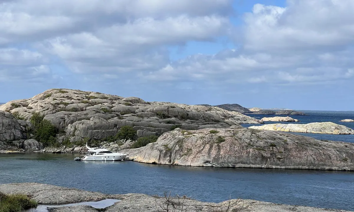 Getryggen - Fjällbacka: {"base": "no", "no": "Bilde tatt fra H\u00e4sthvam. Det bl\u00e5ste 10-15 ms fra sv til vest og virker bra beskyttet fra den vindretningen", "se": "Bild tagen fr\u00e5n H\u00e4sthvam. Det bl\u00e5ste 10-15 m/s fr\u00e5n sv till v\u00e4st och verkar vara bra skyddat fr\u00e5n den vindriktningen", "en": "Picture taken from H\u00e4sthvam. The wind was blowing 10-15 m/s from the southwest to west and it seems well protected from that wind direction.", "da": "Billede taget fra H\u00e4sthvam. Det bl\u00e6ste 10-15 m/s fra sydvest til vest og virker godt beskyttet fra den vindretning."}
