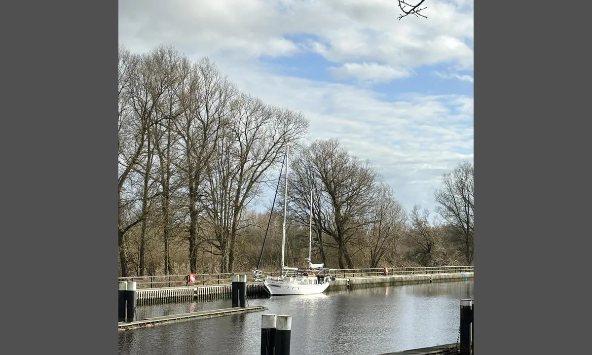 Gieslau: {"base": "en", "no": "Et vakkert sted. Enkel \u00e5 legge til ved bryggen. Kai gulvet er laget av en slags metall og hunden v\u00e5r kunne ikke g\u00e5 p\u00e5 det. Det var litt skarpt, men hvis du har en mindre hund kan du b\u00e6re den :)", "se": "En vacker plats. L\u00e4tt att l\u00e4gga till vid bryggan. Bryggans golv \u00e4r gjort av n\u00e5gon typ av metall och v\u00e5r hund kunde inte g\u00e5 p\u00e5 den. Den var lite vass men om du har en mindre hund kan du b\u00e4ra den :)", "en": "A beautiful place. Easy to moor at pier. The pier floor is made of some kind of metal and our dog couldn't walk on it. It was bit sharp but if you have a smaller dog you can carry it :)", "da": "Et smukt sted. Let at l\u00e6gge til ved kaj. Kajgulvet er lavet af en slags metal, og vores hund kunne ikke g\u00e5 p\u00e5 det. Det var lidt skarpt, men hvis du har en mindre hund, kan du b\u00e6re den :)"}