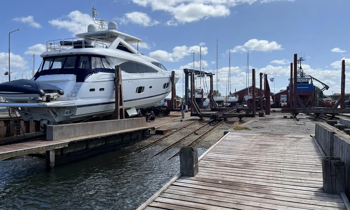 Gilleleje Havn: {"base": "no", "no": "Slipp for store b\u00e5ter", "se": "Slip f\u00f6r stora b\u00e5tar", "en": "Slipway for large boats", "da": "Sl\u00e6bested for store b\u00e5de", "fr": "Slipway pour grands bateaux", "de": "Slipanlage f\u00fcr gro\u00dfe Boote", "es": "Varadero para barcos grandes", "it": "Scalo di alaggio per grandi barche", "pt": "Rampa para barcos grandes", "nl": "Hellend vlak voor grote boten", "pl": "Slip dla du\u017cych statk\u00f3w", "uk": "\u0421\u043f\u0443\u0441\u043a \u0434\u043b\u044f \u0432\u0435\u043b\u0438\u043a\u0438\u0445 \u0441\u0443\u0434\u0435\u043d", "ro": "Ramp\u0103 pentru b\u0103rci mari", "tr": "B\u00fcy\u00fck tekneler i\u00e7in k\u0131zak", "el": "\u039d\u03b1\u03c5\u03c0\u03b7\u03b3\u03bf\u03b5\u03c0\u03b9\u03c3\u03ba\u03b5\u03c5\u03b1\u03c3\u03c4\u03b9\u03ba\u03ae \u03b3\u03b9\u03b1 \u03bc\u03b5\u03b3\u03ac\u03bb\u03b1 \u03c3\u03ba\u03ac\u03c6\u03b7", "cs": "Skluz pro velk\u00e9 lod\u011b", "hu": "Cs\u00faszda nagy haj\u00f3k sz\u00e1m\u00e1ra", "fi": "Slipille suurille veneille", "bg": "\u0421\u043b\u0438\u043f \u0437\u0430 \u0433\u043e\u043b\u0435\u043c\u0438 \u043b\u043e\u0434\u043a\u0438", "sr": "Lift za velike brodove", "et": "Slip suurtele paatidele", "lv": "Sl\u012bde liel\u0101m laiv\u0101m", "lt": "Slip iki dideli\u0173 val\u010di\u0173"}