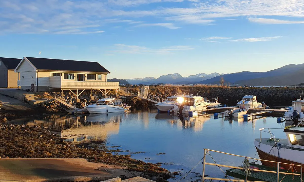 Giske marina: {"base": "no", "no": "Fra naustrekka, og lygarbenken, nord i havna, mot klubbhus og gjestebrygga.", "se": "Fr\u00e5n b\u00e5thusl\u00e4ngan och ljugarb\u00e4nken norr i hamnen, mot klubbhuset och g\u00e4stbryggan.", "en": "From the row of boathouses, and the liar's bench, north in the harbor, towards the clubhouse and the guest pier.", "da": "Fra naustr\u00e6kken, og lygeb\u00e6nken, nord i havnen, mod klubhuset og g\u00e6stebroen."}