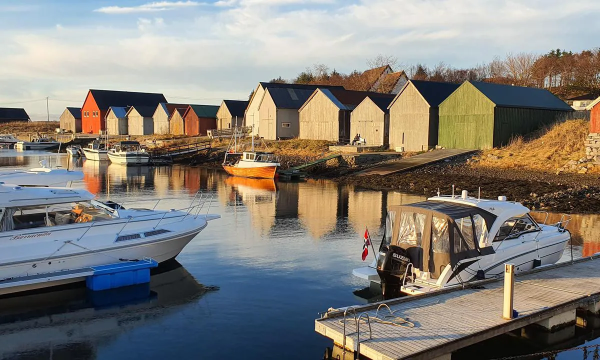 Giske marina: {"base": "no", "no": "Sett fra klubbuset og mot vest.", "se": "Sett fr\u00e5n klubbhuset och mot v\u00e4st.", "en": "Seen from the clubhouse and towards the west.", "da": "Set fra klubhuset og mod vest."}