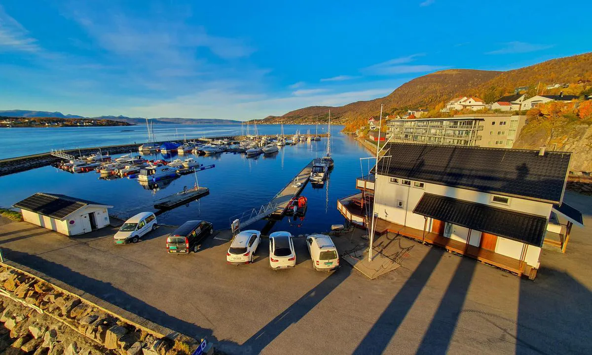 Gisund Båthavn - Finnsnes: Servicebygg med dusj, toalett, vaskemaskin og tørketrommel på høyre side. Bensin og diesel ved den lille flytebrygga til venstre.