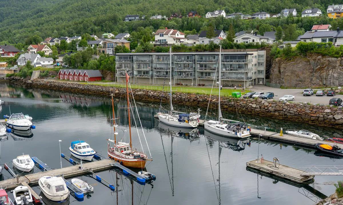 Gisund Båthavn - Finnsnes: Veldig flott gjestehavn med servicebygg med vaskemaskin/tørk og dusj. Egen drivstoffbrygge.