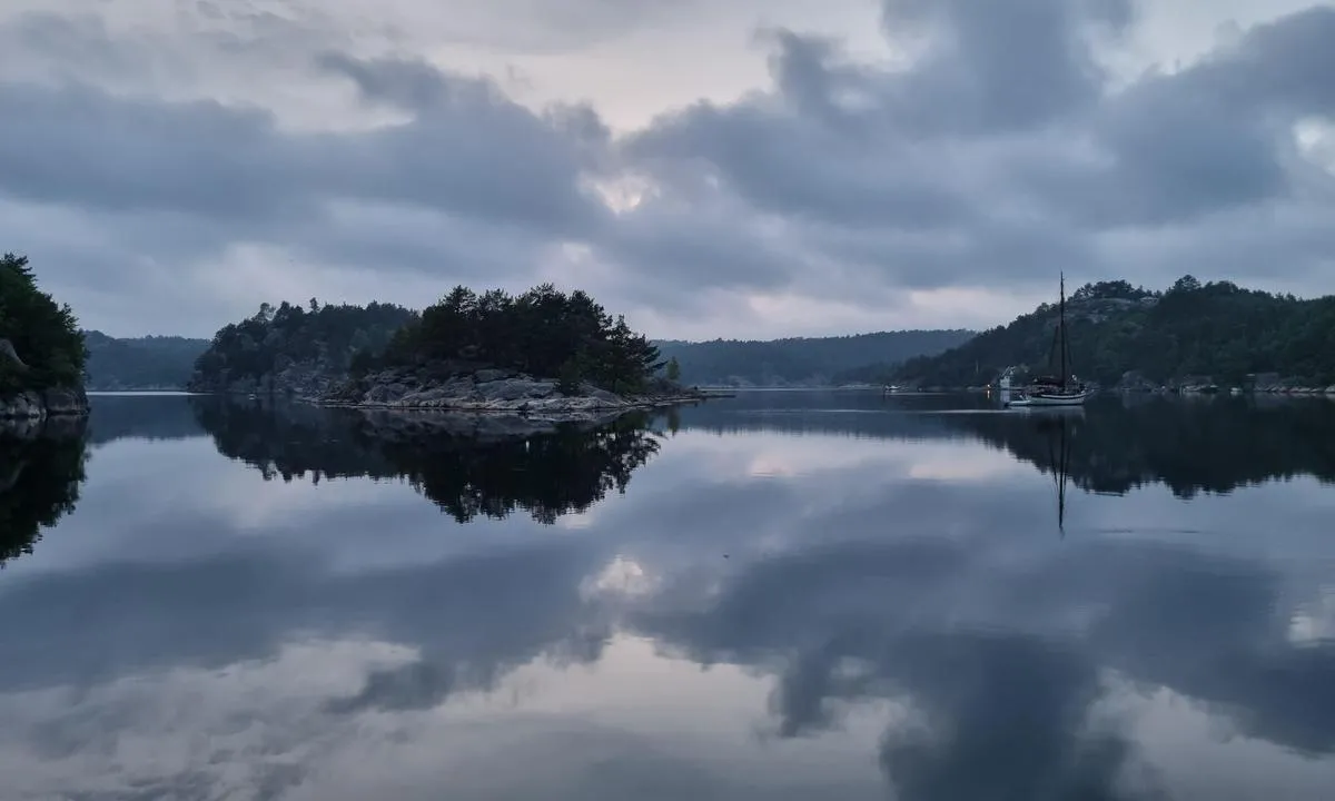 {"base": "no", "no": "Fra innerst i Gitkilen. Mot holmen og Mortensholmen bak. Lun vik i Blindleia", "se": "Fr\u00e5n innerst i Gitkilen. Mot holmen och Mortensholmen bakom. Lugn vik i Blindleia", "en": "From the innermost part of Gitkilen. Towards the islet and Mortensholmen behind. Sheltered cove in Blindleia", "da": "Fra inderst i Gitkilen. Mod holmen og Mortensholmen bagved. Lun vig i Blindleia"}
