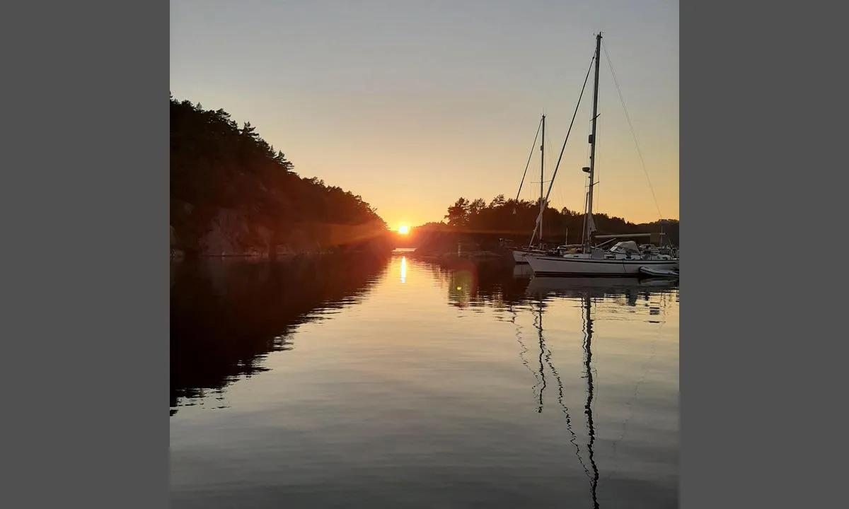 {"base": "en", "no": "Solnedgang i Gitkilen. Et fantastisk sted \u00e5 legge til ankers.", "se": "Solnedg\u00e5ng i Gitkilen. Ett underbart st\u00e4lle att kasta ankar.", "en": "Sunset in Gitkilen. A marvelous place to drop the anchor.", "da": "Solnedgang i Gitkilen. Et vidunderligt sted at kaste anker.", "fr": "Coucher de soleil \u00e0 Gitkilen. Un endroit merveilleux pour jeter l'ancre.", "de": "Sonnenuntergang in Gitkilen. Ein wunderbarer Ort, um den Anker zu werfen.", "es": "Puesta de sol en Gitkilen. Un lugar maravilloso para fondear.", "it": "Tramonto a Gitkilen. Un luogo meraviglioso per dare fondo all'ancora.", "pt": "P\u00f4r do sol em Gitkilen. Um lugar maravilhoso para lan\u00e7ar \u00e2ncora.", "nl": "Zonsondergang in Gitkilen. Een prachtige plek om het anker uit te gooien.", "pl": "Zach\u00f3d s\u0142o\u0144ca w Gitkilen. Wspania\u0142e miejsce na rzucenie kotwicy.", "uk": "\u0417\u0430\u0445\u0456\u0434 \u0441\u043e\u043d\u0446\u044f \u0432 \u0413\u0456\u0442\u043a\u0456\u043b\u0435\u043d\u0456. \u041f\u0440\u0435\u043a\u0440\u0430\u0441\u043d\u0435 \u043c\u0456\u0441\u0446\u0435 \u0434\u043b\u044f \u044f\u043a\u0456\u0440\u043d\u043e\u0457 \u0441\u0442\u043e\u044f\u043d\u043a\u0438.", "ro": "Apus de soare \u00een Gitkilen. Un loc minunat pentru a arunca ancora.", "tr": "<i>Gitkilen</i>'de g\u00fcn bat\u0131m\u0131. Demir atmak i\u00e7in harika bir yer.", "el": "\u0397\u03bb\u03b9\u03bf\u03b2\u03b1\u03c3\u03af\u03bb\u03b5\u03bc\u03b1 \u03c3\u03c4\u03bf \u0393\u03ba\u03af\u03c4\u03ba\u03b9\u03bb\u03b5\u03bd. \u0388\u03bd\u03b1 \u03c5\u03c0\u03ad\u03c1\u03bf\u03c7\u03bf \u03bc\u03ad\u03c1\u03bf\u03c2 \u03b3\u03b9\u03b1 \u03bd\u03b1 \u03c1\u03af\u03be\u03b5\u03c4\u03b5 \u03c4\u03b7\u03bd \u03ac\u03b3\u03ba\u03c5\u03c1\u03b1.", "cs": "Z\u00e1pad slunce v Gitkilen. N\u00e1dhern\u00e9 m\u00edsto k zakotven\u00ed.", "hu": "Naplemente Gitkilenben. Csod\u00e1latos hely horgonyt ledobni.", "fi": "Auringonlasku Gitkileniss\u00e4. Ihmeellinen paikka ankkurin laskemiseen.", "bg": "\u0417\u0430\u043b\u0435\u0437 \u0432 \u0413\u0438\u0442\u043a\u0438\u043b\u0435\u043d. \u0427\u0443\u0434\u0435\u0441\u043d\u043e \u043c\u044f\u0441\u0442\u043e \u0434\u0430 \u0445\u0432\u044a\u0440\u043b\u0438\u0442\u0435 \u043a\u043e\u0442\u0432\u0430.", "sr": "Zalazak sunca u Gitkilenu. Predivno mesto za bacanje sidra.", "et": "P\u00e4ikeseloojang Gitkilenis. Imeline koht ankru heitmiseks.", "lv": "Saulriets Gitkilen\u0101. Br\u012bni\u0161\u0137\u012bga vieta nocelt enkuru.", "lt": "Saul\u0117lydis Gitkilene. Nuostabi vieta numesti inkar\u0105."}