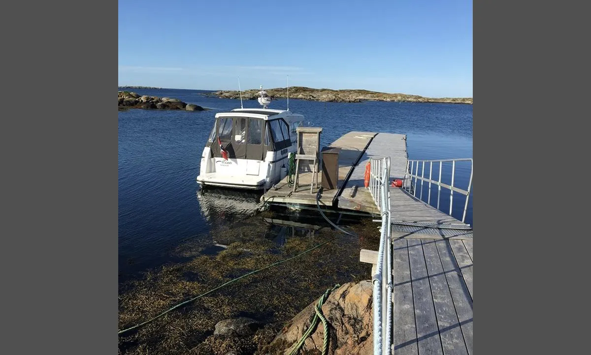 Gjæsingen: {"base": "no", "no": "Gj\u00e6singen gjestebrygge.", "se": "Gj\u00e6singen g\u00e4stbrygga.", "en": "Gj\u00e6singen guest pier.", "da": "Gj\u00e6singen g\u00e6stebro."}