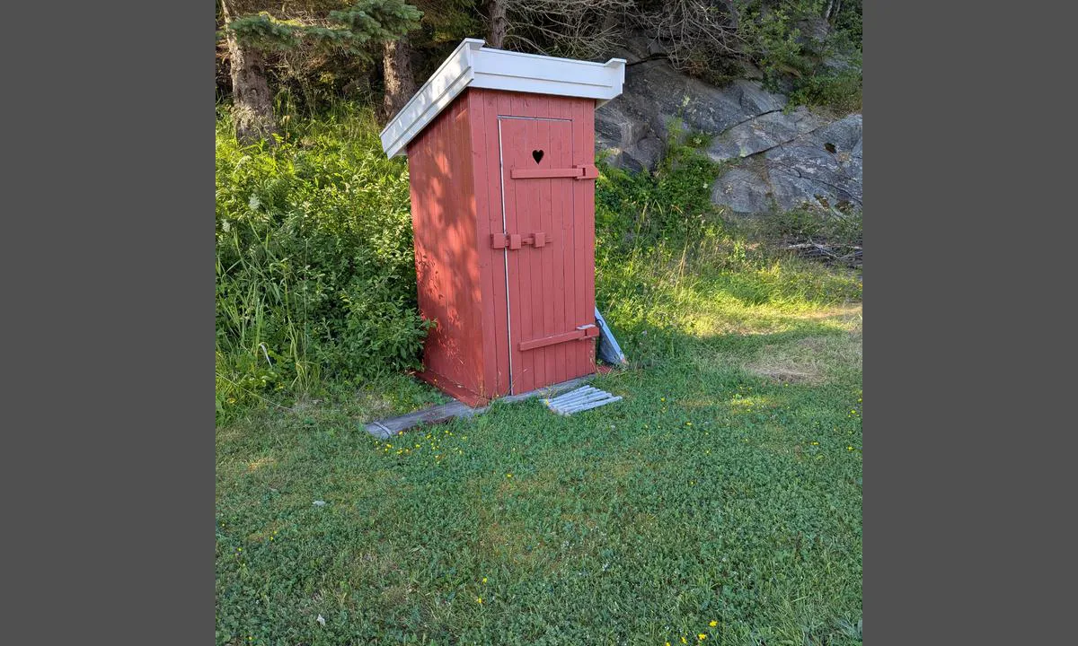 Gjerdinga båtforening: {"base": "no", "no": "Velholdt og ren utedo i havna.", "se": "V\u00e4lsk\u00f6tt och ren utetoalett i hamnen.", "en": "Well-maintained and clean outhouse in the harbor.", "da": "Velholdt og ren udetoilet i havnen.", "fr": "Toilettes s\u00e8ches bien entretenues et propres dans le port.", "de": "Sauberes und gepflegtes Plumpsklo im Hafen.", "es": "Ba\u00f1os p\u00fablicos bien mantenidos y limpios en el puerto.", "it": "Toilette ben tenuta e pulita nel porto.", "pt": "Sanit\u00e1rio externo bem conservado e limpo no porto.", "nl": "Goed onderhouden en schoon buitentoilet in de haven.", "pl": "Zadbana i czysta toaleta na przystani.", "uk": "\u0414\u043e\u0431\u0440\u0435 \u0434\u043e\u0433\u043b\u044f\u043d\u0443\u0442\u0435 \u0442\u0430 \u0447\u0438\u0441\u0442\u0435 \u0437\u043e\u0432\u043d\u0456\u0448\u043d\u0454 \u0442\u0443\u0430\u043b\u0435\u0442 \u0443 \u0433\u0430\u0432\u0430\u043d\u0456.", "ro": "Toalet\u0103 exterioar\u0103 bine \u00eentre\u021binut\u0103 \u0219i curat\u0103 \u00een port.", "tr": "Limanlarda bak\u0131ml\u0131 ve temiz bir a\u00e7\u0131k hava tuvaleti.", "el": "\u039a\u03b1\u03bb\u03ac \u03b4\u03b9\u03b1\u03c4\u03b7\u03c1\u03b7\u03bc\u03ad\u03bd\u03b7 \u03ba\u03b1\u03b9 \u03ba\u03b1\u03b8\u03b1\u03c1\u03ae \u03c5\u03c0\u03b1\u03af\u03b8\u03c1\u03b9\u03b1 \u03c4\u03bf\u03c5\u03b1\u03bb\u03ad\u03c4\u03b1 \u03c3\u03c4\u03bf \u03bb\u03b9\u03bc\u03ac\u03bd\u03b9.", "cs": "Dob\u0159e udr\u017eovan\u00fd a \u010dist\u00fd such\u00fd z\u00e1chod v p\u0159\u00edstavu.", "hu": "J\u00f3l karbantartott \u00e9s tiszta kinti WC a kik\u00f6t\u0151ben.", "fi": "Hyvin hoidettu ja puhdas ulkok\u00e4ym\u00e4l\u00e4 satamassa.", "bg": "\u0414\u043e\u0431\u0440\u0435 \u043f\u043e\u0434\u0434\u044a\u0440\u0436\u0430\u043d\u0430 \u0438 \u0447\u0438\u0441\u0442\u0430 \u0442\u043e\u0430\u043b\u0435\u0442\u043d\u0430 \u0432 \u043f\u0440\u0438\u0441\u0442\u0430\u043d\u0438\u0449\u0435\u0442\u043e.", "sr": "Dobro odr\u017eavan i \u010dist poljski WC u luci.", "et": "H\u00e4sti hooldatud ja puhas kuivk\u00e4imla sadamas.", "lv": "Labi uztur\u0113ta un t\u012bra saus\u0101 tualete ost\u0101.", "lt": "Gerai pri\u017ei\u016brimas ir \u0161varus lauko tualetas uoste."}