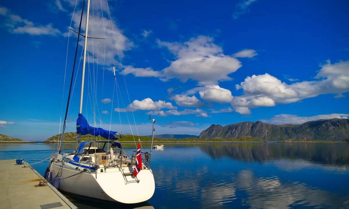 Gjesvær: {"base": "no", "no": "fin utsikt mot nordkapp-plat\u00e5et fra havna. Plass til 2-3 b\u00e5ter longside p\u00e5 gjestebrygga.", "se": "fin utsikt mot nordkapsplat\u00e5n fr\u00e5n hamnen. Plats f\u00f6r 2-3 b\u00e5tar vid g\u00e4stbryggan l\u00e5ngsides.", "en": "nice view towards the North Cape plateau from the harbour. Room for 2-3 boats alongside the guest dock.", "da": "fin udsigt mod Nordkapp-plateauet fra havnen. Plads til 2-3 b\u00e5de longside p\u00e5 g\u00e6stebroen."}
