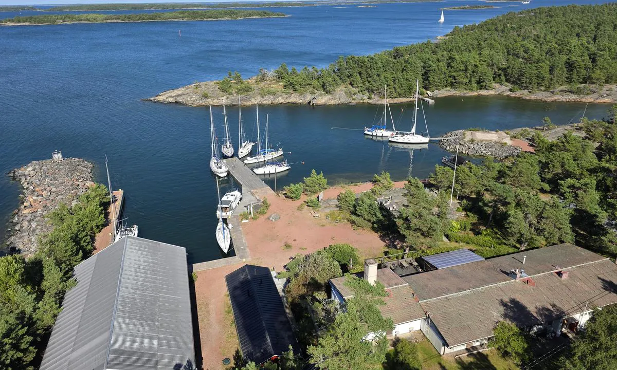 Glada Laxen : {"base": "no", "no": "Havnen sett fra t\u00e5rnet mot nord.", "se": "Hamnen sedd fr\u00e5n tornet mot norr.", "en": "The harbour as seen from the tower towards the north.", "da": "Havnen set fra t\u00e5rnet mod nord.", "fr": "Le port vu de la tour vers le nord.", "de": "Der Hafen vom Turm aus nach Norden gesehen.", "es": "El puerto visto desde la torre hacia el norte.", "it": "Il porto visto dalla torre verso nord.", "pt": "O porto visto da torre em dire\u00e7\u00e3o ao norte.", "nl": "De haven gezien vanaf de toren naar het noorden.", "pl": "Przysta\u0144 widziana z wie\u017cy w kierunku p\u00f3\u0142nocnym.", "uk": "\u0413\u0430\u0432\u0430\u043d\u044c, \u0432\u0438\u0434 \u0437 \u0432\u0435\u0436\u0456 \u043d\u0430 \u043f\u0456\u0432\u043d\u0456\u0447.", "ro": "Portul v\u0103zut din turn spre nord.", "tr": "Liman kuzeye bakan kulenin tepesinden g\u00f6r\u00fclmektedir.", "el": "\u03a4\u03bf \u03bb\u03b9\u03bc\u03ac\u03bd\u03b9 \u03c0\u03bf\u03c5 \u03c6\u03b1\u03af\u03bd\u03b5\u03c4\u03b1\u03b9 \u03b1\u03c0\u03cc \u03c4\u03bf\u03bd \u03c0\u03cd\u03c1\u03b3\u03bf \u03c0\u03c1\u03bf\u03c2 \u03c4\u03bf\u03bd \u03b2\u03bf\u03c1\u03c1\u03ac.", "cs": "P\u0159\u00edstav vid\u011bn\u00fd z v\u011b\u017ee sm\u011brem na sever.", "hu": "A kik\u00f6t\u0151 az \u00e9szaki ir\u00e1nyba toronyb\u00f3l n\u00e9zve.", "fi": "Satama n\u00e4htyn\u00e4 tornista pohjoiseen.", "bg": "\u041f\u0440\u0438\u0441\u0442\u0430\u043d\u0438\u0449\u0435\u0442\u043e, \u0433\u043b\u0435\u0434\u0430\u043d\u043e \u043e\u0442 \u043a\u0443\u043b\u0430\u0442\u0430 \u043a\u044a\u043c \u0441\u0435\u0432\u0435\u0440.", "sr": "\u041b\u0443\u043a\u0430 \u0433\u043b\u0435\u0434\u0430\u043d\u0430 \u0441\u0430 \u0442\u043e\u0440\u045a\u0430 \u043f\u0440\u0435\u043c\u0430 \u0441\u0435\u0432\u0435\u0440\u0443.", "et": "Sadam vaadatuna tornist p\u00f5hja suunas.", "lv": "Osta redzama no tor\u0146a uz zieme\u013ciem.", "lt": "Uostas nuo bok\u0161to \u012f \u0161iaur\u0119."}