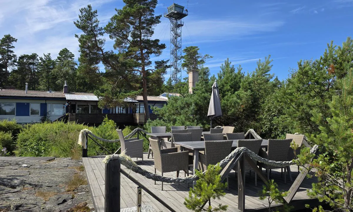 Glada Laxen : {"base": "no", "no": "Idylliske sittegrupper og restauranten og t\u00e5rnet i bakgrunnen.", "se": "Idylliska sittgrupper och restaurangen och tornet i bakgrunden.", "en": "Idyllic seating areas and the restaurant and tower in the background.", "da": "Idylliske siddegrupper og restauranten og t\u00e5rnet i baggrunden.", "fr": "Groupes de si\u00e8ges idylliques et le restaurant et la tour en arri\u00e8re-plan.", "de": "Idyllische Sitzgruppen und das Restaurant und der Turm im Hintergrund.", "es": "Grupos de asientos id\u00edlicos y el restaurante y la torre en el fondo.", "it": "Gruppi di sedute idilliaci e il ristorante e la torre sullo sfondo.", "pt": "Grupos de assentos id\u00edlicos e o restaurante e a torre ao fundo.", "nl": "Idyllische zitgroepen en het restaurant en de toren op de achtergrond.", "pl": "Idylliczne miejsca do siedzenia oraz restauracja i wie\u017ca w tle.", "uk": "\u0406\u0434\u0438\u043b\u0456\u0447\u043d\u0456 \u0437\u043e\u043d\u0438 \u0432\u0456\u0434\u043f\u043e\u0447\u0438\u043d\u043a\u0443 \u0442\u0430 \u0440\u0435\u0441\u0442\u043e\u0440\u0430\u043d \u0437 \u0432\u0435\u0436\u0435\u044e \u043d\u0430 \u0437\u0430\u0434\u043d\u044c\u043e\u043c\u0443 \u043f\u043b\u0430\u043d\u0456.", "ro": "Grupuri de \u0219edere idilice \u0219i restaurantul \u0219i turnul \u00een fundal.", "tr": "Arkadaki restoran ve kule ile huzurlu oturma alanlar\u0131.", "el": "\u0395\u03b9\u03b4\u03c5\u03bb\u03bb\u03b9\u03b1\u03ba\u03ad\u03c2 \u03bf\u03bc\u03ac\u03b4\u03b5\u03c2 \u03ba\u03b1\u03b8\u03b9\u03c3\u03bc\u03ac\u03c4\u03c9\u03bd \u03ba\u03b1\u03b9 \u03c4\u03bf \u03b5\u03c3\u03c4\u03b9\u03b1\u03c4\u03cc\u03c1\u03b9\u03bf \u03ba\u03b1\u03b9 \u03bf \u03c0\u03cd\u03c1\u03b3\u03bf\u03c2 \u03c3\u03c4\u03bf \u03b2\u03ac\u03b8\u03bf\u03c2.", "cs": "Idylick\u00e9 posezen\u00ed a restaurace a v\u011b\u017e v pozad\u00ed.", "hu": "Idilli \u00fcl\u0151csoportok, valamint az \u00e9tterem \u00e9s a torony a h\u00e1tt\u00e9rben.", "fi": "Idyllisi\u00e4 istumaryhmi\u00e4 ja ravintola sek\u00e4 torni taustalla.", "bg": "\u0418\u0434\u0438\u043b\u0438\u0447\u043d\u0438 \u043c\u0435\u0441\u0442\u0430 \u0437\u0430 \u0441\u044f\u0434\u0430\u043d\u0435 \u0438 \u0440\u0435\u0441\u0442\u043e\u0440\u0430\u043d\u0442\u0430 \u0438 \u043a\u0443\u043b\u0430\u0442\u0430 \u043d\u0430 \u0437\u0430\u0434\u0435\u043d \u043f\u043b\u0430\u043d.", "sr": "Idili\u010dne sedeljke i restoran i toranj u pozadini.", "et": "Id\u00fcllilised istumiskohad ja restoran ning torn taustal.", "lv": "Idilliskas s\u0113dvietas un restor\u0101ns, un tornis fon\u0101.", "lt": "Idili\u0161kos s\u0117dim\u0173 viet\u0173 grup\u0117s, restoranas ir bok\u0161tas fone."}