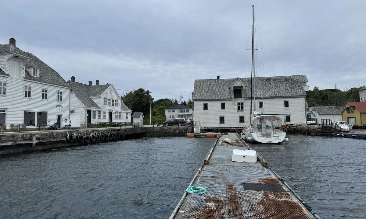 Glesvær: {"base": "no", "no": "Litt slitt brygge men fungerer greit. Se opp for hull i bryggen. God mat p\u00e5 kafeen. Flott uteplass og lun solvegg.", "se": "Lite sliten brygga men fungerar bra. Se upp f\u00f6r h\u00e5l i bryggan. God mat p\u00e5 kaf\u00e9et. Fin uteplats och lugn solv\u00e4gg.", "en": "Somewhat worn dock but works fine. Watch out for holes in the dock. Good food at the caf\u00e9. Great outdoor area and sheltered sunny wall.", "da": "Lidt slidt bro, men fungerer fint. Pas p\u00e5 huller i broen. God mad p\u00e5 cafeen. Sk\u00f8n udend\u00f8rs plads og lun solv\u00e6g."}