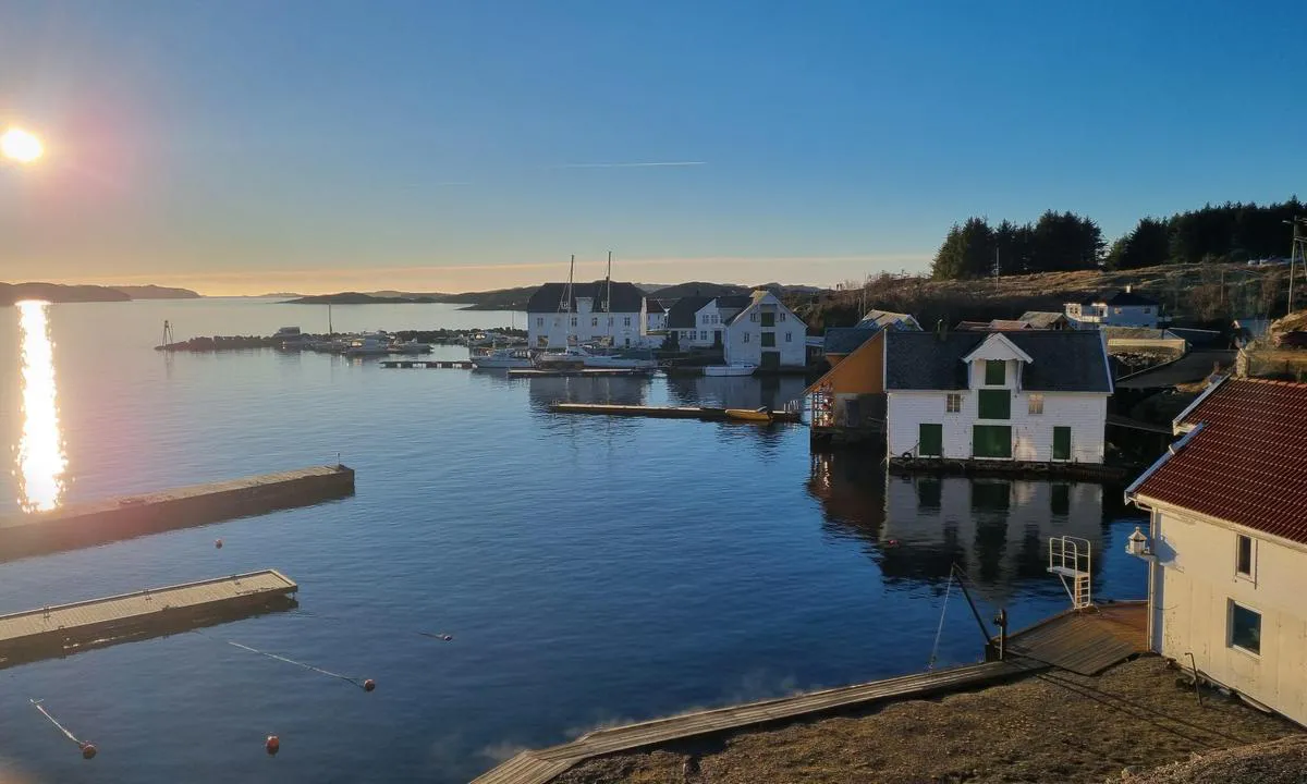 Glesvær: {"base": "no", "no": "Glesv\u00f8r i vintersol.", "se": "Glesv\u00f6r i vintersol.", "en": "Glesv\u00f8r in winter sun.", "da": "Glesv\u00f8r i vintersol."}