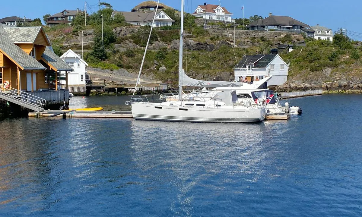 Glesvær: {"base": "no", "no": "Den nordligste gjestebrygga. Vann og str\u00f8m ved huset p\u00e5 land.", "se": "Den nordligaste g\u00e4stbryggan. Vatten och elektricitet vid huset p\u00e5 land.", "en": "The northernmost guest dock. Water and electricity available at the house onshore.", "da": "Den nordligste g\u00e6stebro. Vand og str\u00f8m ved huset p\u00e5 land."}