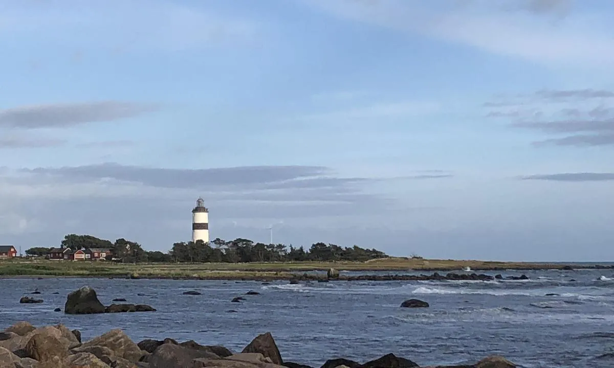 Glommen: {"base": "no", "no": "Utsikt sydover fra havna. Kjempeflott f\u00e5-tur terreng med masse harer.", "se": "Utsikt s\u00f6derut fr\u00e5n hamnen. Fantastisk vandringsterr\u00e4ng med massor av harar.", "en": "View southward from the harbor. Fantastic hiking terrain with plenty of hares.", "da": "Udsigt sydp\u00e5 fra havnen. Rigtig flot vandreturterr\u00e6n med masser af harer."}