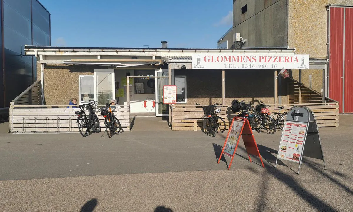 {"base": "de", "no": "Pizzeriaen i Glommen havn er veldig enkel, men fortsatt OK", "se": "Pizzerian i hamnen Glommen \u00e4r mycket enkel men fortfarande OK", "en": "The pizzeria in Glommen Harbour is very simple but still okay.", "da": "Pizzeriaen i havnen Glommen er meget enkel, men stadig OK", "fr": "La pizzeria du port Glommen est tr\u00e8s simple mais encore correcte.", "de": "Die Pizzeria im Hafen Glommen sehr einfach aber noch OK", "es": "La pizzer\u00eda en el puerto Glommen es muy sencilla pero todav\u00eda est\u00e1 bien", "it": "La pizzeria nel porto di Glommen \u00e8 molto semplice ma ancora OK", "pt": "A pizzaria no porto Glommen \u00e9 muito simples, mas ainda aceit\u00e1vel.", "nl": "De pizzeria in de haven van Glommen is heel eenvoudig maar nog steeds OK", "pl": "Pizzeria w porcie Glommen bardzo prosta, ale jeszcze OK", "uk": "\u041f\u0456\u0446\u0435\u0440\u0456\u044f \u0432 \u043f\u043e\u0440\u0442\u0443 Glommen \u0434\u0443\u0436\u0435 \u043f\u0440\u043e\u0441\u0442\u0430, \u0430\u043b\u0435 \u0432\u0441\u0435 \u0449\u0435 \u043f\u0440\u0438\u0439\u043d\u044f\u0442\u043d\u0430", "ro": "Pizzeria din portul Glommen este foarte simpl\u0103, dar \u00eenc\u0103 OK", "tr": "Glommen Liman\u0131'ndaki pizzac\u0131 \u00e7ok basit ama h\u00e2l\u00e2 iyi", "el": "\u0397 \u03c0\u03b9\u03c4\u03c3\u03b1\u03c1\u03af\u03b1 \u03c3\u03c4\u03bf \u03bb\u03b9\u03bc\u03ac\u03bd\u03b9 \u0393\u03ba\u03bb\u03cc\u03bc\u03bc\u03b5\u03bd \u03b5\u03af\u03bd\u03b1\u03b9 \u03c0\u03bf\u03bb\u03cd \u03b1\u03c0\u03bb\u03ae \u03b1\u03bb\u03bb\u03ac \u03b1\u03ba\u03cc\u03bc\u03b1 \u03ba\u03b1\u03bb\u03ae", "cs": "Pizzerie v p\u0159\u00edstavu Glommen je velmi jednoduch\u00e1, ale st\u00e1le OK", "hu": "A Glommen kik\u00f6t\u0151 pizz\u00e9ri\u00e1ja nagyon egyszer\u0171, de m\u00e9g rendben van.", "fi": "Pizzeria Glommenin satamassa on hyvin yksinkertainen mutta silti OK", "bg": "\u041f\u0438\u0446\u0430\u0440\u0438\u044f\u0442\u0430 \u0432 \u043f\u0440\u0438\u0441\u0442\u0430\u043d\u0438\u0449\u0435\u0442\u043e \u0413\u043b\u043e\u043c\u0435\u043d \u0435 \u043c\u043d\u043e\u0433\u043e \u043f\u0440\u043e\u0441\u0442\u0430, \u043d\u043e \u0432\u0441\u0435 \u043e\u0449\u0435 \u041e\u041a", "sr": "Picerija u luci Glommen je veoma jednostavna, ali jo\u0161 uvek OK", "et": "Glommeni sadama pitsarestoran on v\u00e4ga lihtne, kuid siiski h\u00e4sti korralikes tingimustes", "lv": "Picas \u0113stuve Glommenas ost\u0101 ir \u013coti vienk\u0101r\u0161a, bet v\u0113l pie\u0146emama.", "lt": "Picerija Glommen uoste labai paprasta, bet vis dar gerai"}