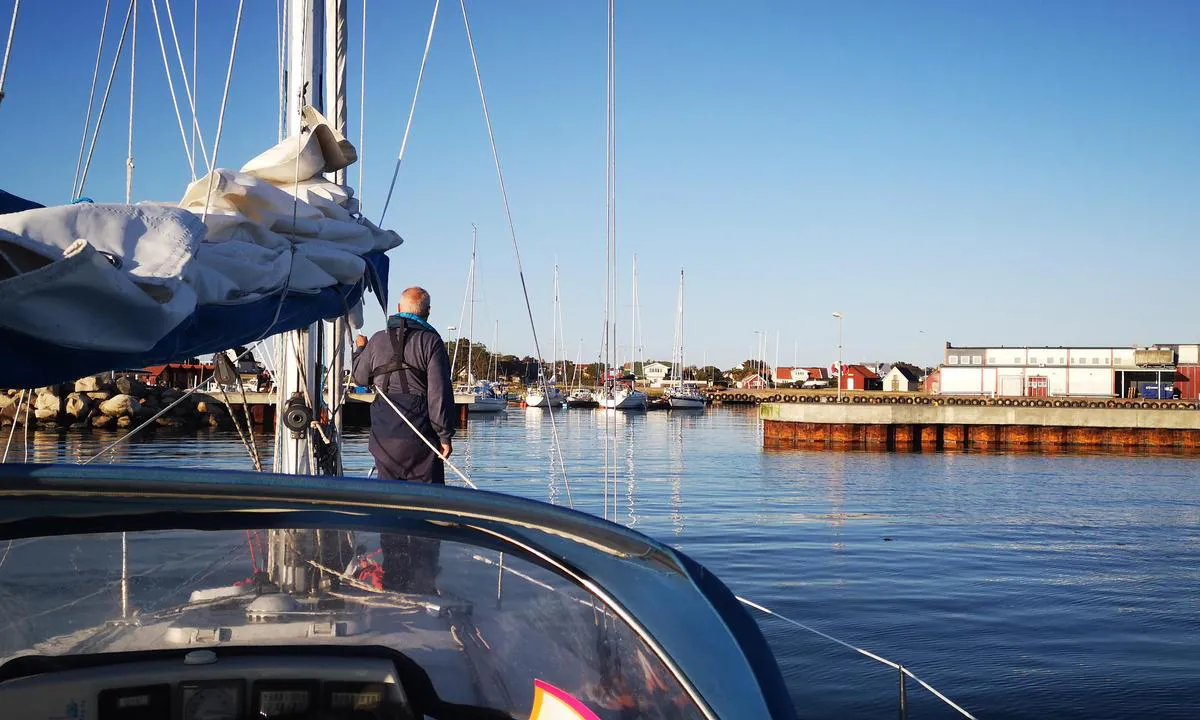 {"base": "de", "no": "Inngang Glommen", "se": "Infart Glommen", "en": "Entrance Glommen", "da": "Indsejling Glommen", "fr": "Entr\u00e9e Glommen", "de": "Einfahrt Glommen", "es": "Entrada Glommen", "it": "Ingresso Glommen", "pt": "Entrada Glommen", "nl": "Invaart Glommen", "pl": "Wjazd Glommen", "uk": "\u0412\u0445\u0456\u0434 \u0413\u043b\u043e\u043c\u043c\u0435\u043d", "ro": "Intrarea Glommen", "tr": "Glommen Liman\u0131na Giri\u015f", "el": "<b>\u0395\u03af\u03c3\u03bf\u03b4\u03bf\u03c2 \u0393\u03ba\u03bb\u03cc\u03bc\u03bc\u03b5\u03bd</b>", "cs": "Vjezd do Glommen", "hu": "Bel\u00e9p\u00e9s Glommen", "fi": "Sis\u00e4\u00e4najo Glommen", "bg": "\u0412\u0445\u043e\u0434 \u0413\u043b\u043e\u043c\u043c\u0435\u043d", "sr": "Ulazak Glommen", "et": "Glommeni sisses\u00f5it", "lv": "Iebrauk\u0161ana Glommen", "lt": "\u012eplaukimas \u012f Glommen\u0105"}