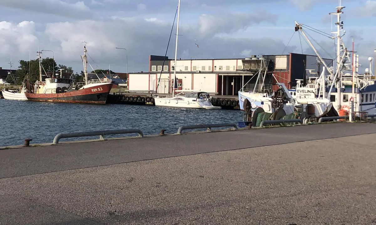 Glommen: Fiskehavna med nedlagt mottak i bakgrunn og fiskebåt som har ligget der siste 10 år.