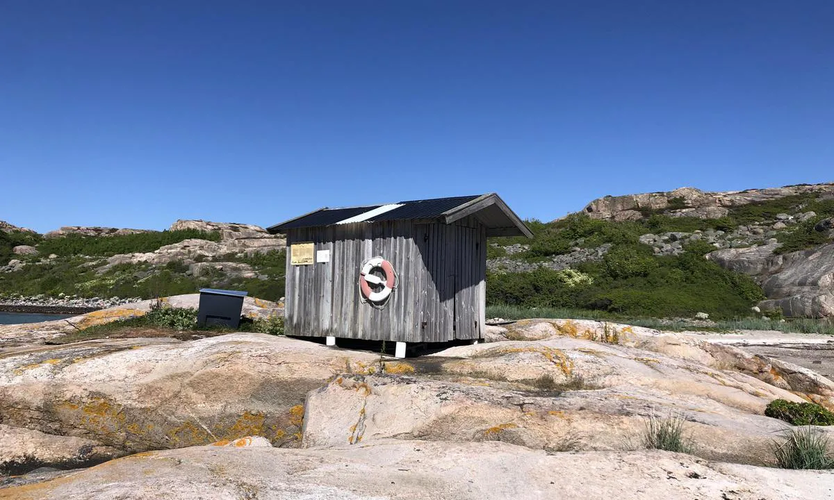 Gluppö: {"base": "en", "no": "Det er flere sm\u00e5 hus med toaletter og s\u00f8ppelb\u00f8tter rundt bukten av Glupp\u00f6.", "se": "Det finns flera sm\u00e5 hus med toaletter och sopk\u00e4rl runt Glupp\u00f6-bukten.", "en": "There are several small houses with toilets and waste bins around the bay of Glupp\u00f6.", "da": "Der er flere sm\u00e5 huse med toiletter og affaldsbeholdere rundt om Glupp\u00f6 bugten."}