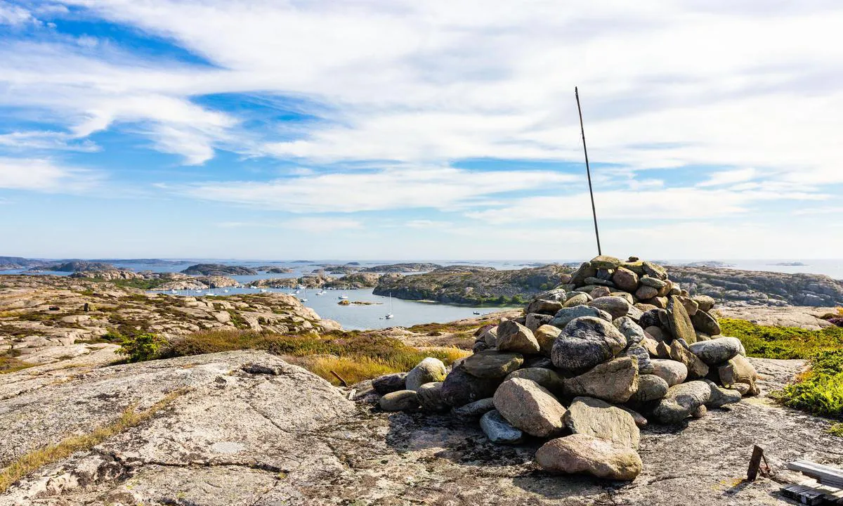 Gluppö: {"base": "no", "no": "Utsikt over havnen fra Fl\u00e4sk\u00f6n. Fine turmuligheter", "se": "Utsikt \u00f6ver hamnen fr\u00e5n Fl\u00e4sk\u00f6n. Fina vandringsm\u00f6jligheter", "en": "View of the harbour from Fl\u00e4sk\u00f6n. Nice hiking opportunities", "da": "Udsigt over havnen fra Fl\u00e4sk\u00f6n. Fine turmuligheder"}