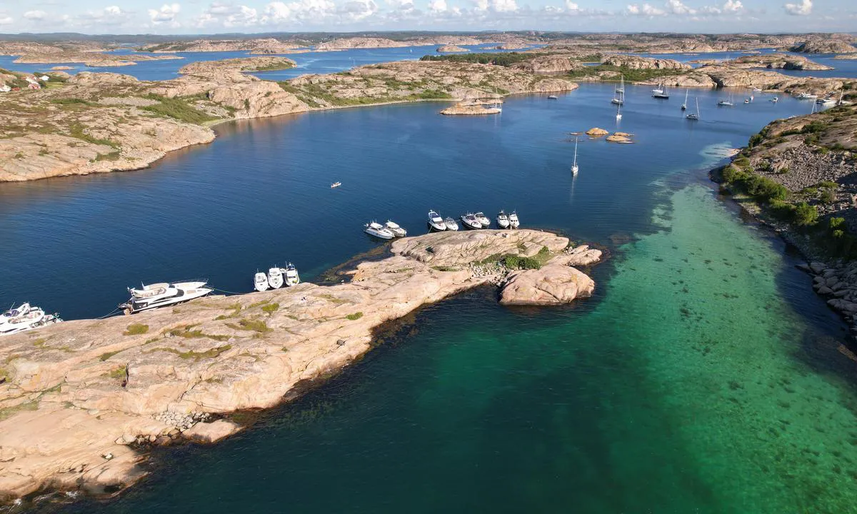 Gluppö: {"base": "no", "no": "Kamera peker s\u00f8r og har med omtrent hele bukta", "se": "Kameran pekar s\u00f6derut och t\u00e4cker n\u00e4stan hela bukten", "en": "The camera points south and includes almost the entire bay", "da": "Kameraet peger syd og har med omtrent hele bugten"}