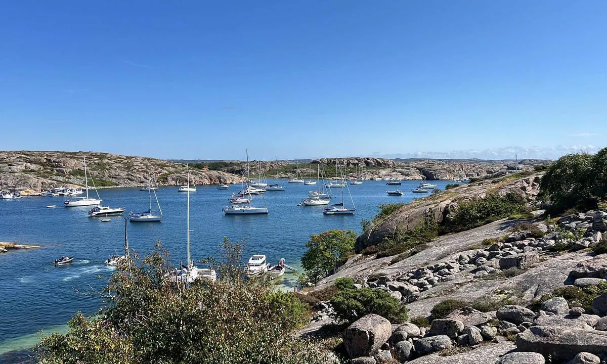 Gluppö: {"base": "no", "no": "Popul\u00e6r havn p\u00e5 fine dager. Ca 100 b\u00e5ter i havnen denne dagen", "se": "Popul\u00e4r hamn p\u00e5 fina dagar. Cirka 100 b\u00e5tar i hamnen denna dag", "en": "<p>Popular harbour on nice days. Approximately 100 boats in the harbour on this day.</p>", "da": "Popul\u00e6r havn p\u00e5 gode dage. Ca 100 b\u00e5de i havnen denne dag"}