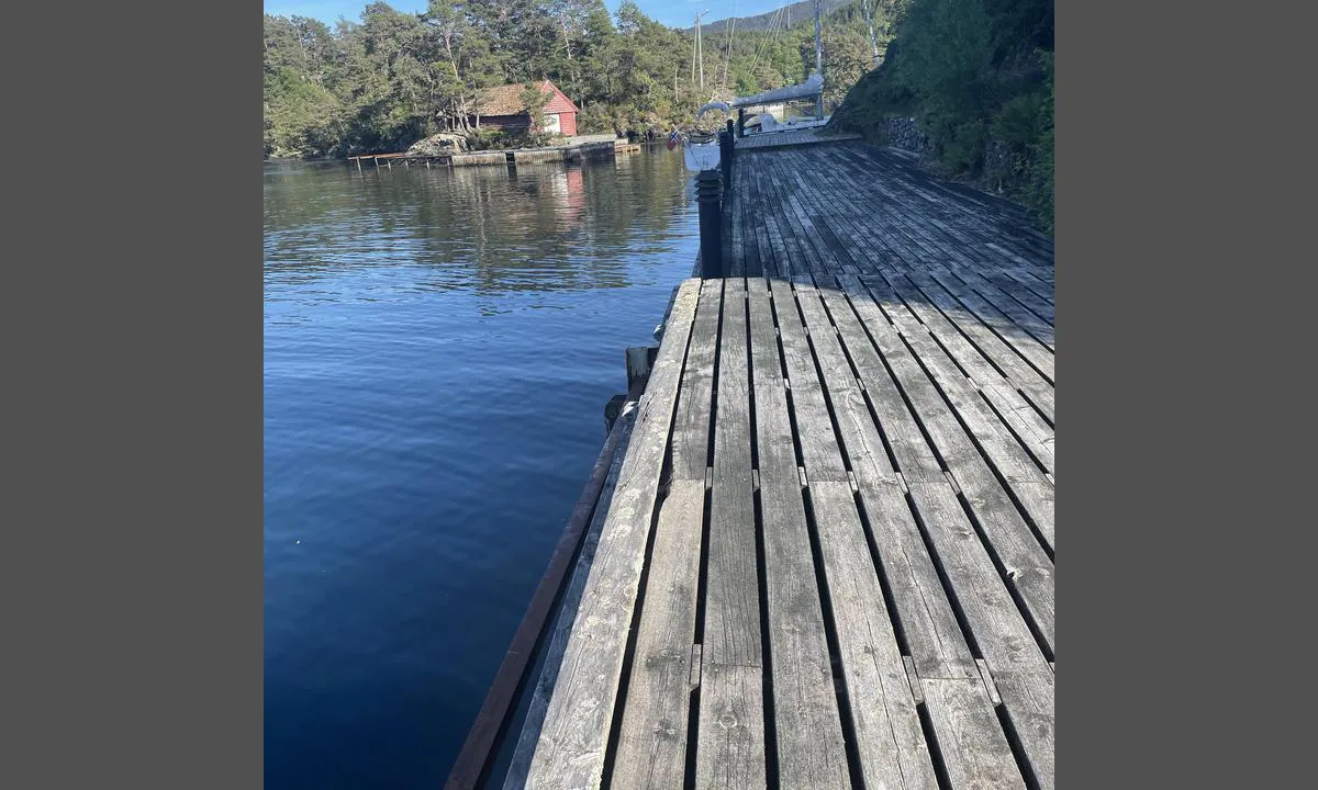 Godøysund Fjordhotell: {"base": "no", "no": "Det virker \u00e5 v\u00e6re gode dybder de fleste steder langs bryggene. Men her ligger det noe utrast skrap, mulig en gammel gangvei til en flytebrygge", "se": "Det verkar vara bra djup p\u00e5 de flesta st\u00e4llen l\u00e4ngs bryggorna. Men h\u00e4r ligger det n\u00e5got rasat skrot, m\u00f6jligen en gammal g\u00e5ngv\u00e4g till en flytbrygga", "en": "There seem to be good depths in most places along the docks. However, there is some scattered debris here, possibly an old walkway to a floating dock.", "da": "Der synes at v\u00e6re gode dybder de fleste steder langs bryggerne. Men her ligger der noget udraset skrammel, muligvis en gammel gangbro til en flydebro"}