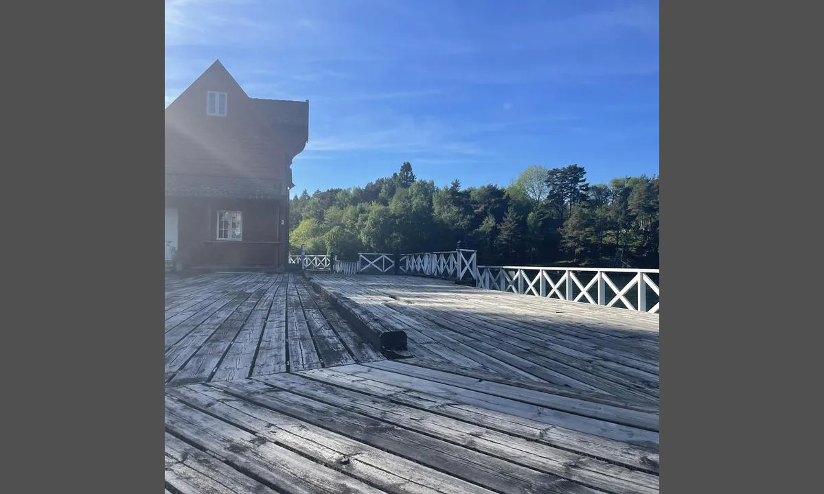 Godøysund Fjordhotell: {"base": "no", "no": "Det har v\u00e6rt en idyll, men planken p\u00e5 kaien er noen steder s\u00e5 d\u00e5rlig at en kan risikere \u00e5 trakke igjennom.", "se": "Det har varit en idyll, men plankan p\u00e5 kajen \u00e4r p\u00e5 vissa st\u00e4llen s\u00e5 d\u00e5lig att man kan riskera att trampa igenom.", "en": "It has been idyllic, but the planks on the quay are in such poor condition in some places that one may risk stepping through.", "da": "Det har v\u00e6ret en idyll, men plankerne p\u00e5 kajen er nogle steder s\u00e5 d\u00e5rlige, at man risikerer at tr\u00e6de igennem."}