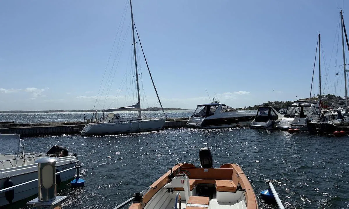 Gottskär m. Tjolöholm: {"base": "no", "no": "Bile tatt mot s\u00f8r. Faste gjesteplasser langs molo og flytebrygge", "se": "Bild tagen mot s\u00f6der. Fasta g\u00e4stplatser l\u00e4ngs med pir och flytbrygga", "en": "Taken towards the south. Fixed guest berths along the breakwater and floating dock", "da": "Billede taget mod syd. Faste g\u00e6stepladser langs mole og flydebro", "fr": "Pris vers le sud. Emplacements de visiteurs fixes le long de la digue et du ponton flottant.", "de": "Bild nach S\u00fcden aufgenommen. Feste G\u00e4stepl\u00e4tze entlang der Mole und Schwimmsteg", "es": "Foto tomado hacia el sur. Plazas de hu\u00e9spedes permanentes a lo largo del rompeolas y de la plataforma flotante", "it": "Scatto verso sud. Posti fissi per visitatori lungo il molo e il pontile galleggiante", "pt": "Imagem capturada em dire\u00e7\u00e3o ao sul. Lugares permanentes para visitantes ao longo do quebra-mar e do cais flutuante", "nl": "Foto genomen richting zuiden. Vaste bezoekersplaatsen langs de pier en de drijvende steiger", "pl": "Zdj\u0119cie zrobione w kierunku po\u0142udniowym. Sta\u0142e miejsca dla go\u015bci wzd\u0142u\u017c falochronu i pomostu p\u0142ywaj\u0105cego.", "uk": "\u041f\u0440\u0438\u0447\u0430\u043b\u0435\u043d\u043e \u043d\u0430 \u043f\u0456\u0432\u0434\u0435\u043d\u044c. \u041f\u043e\u0441\u0442\u0456\u0439\u043d\u0456 \u0433\u043e\u0441\u0442\u044c\u043e\u0432\u0456 \u043c\u0456\u0441\u0446\u044f \u0432\u0437\u0434\u043e\u0432\u0436 \u043c\u043e\u043b\u0443 \u0442\u0430 \u043f\u043b\u0430\u0432\u0443\u0447\u043e\u0433\u043e \u043f\u0440\u0438\u0447\u0430\u043b\u0443", "ro": "Bile luate spre sud. Locuri fixe pentru oaspe\u021bi de-a lungul digului \u0219i pontonului plutitor", "tr": "G\u00fcneyden itibaren al\u0131n. Mendirek ve y\u00fczer iskele boyunca sabit misafir yerleri", "el": "\u03a6\u03c9\u03c4\u03bf\u03b3\u03c1\u03b1\u03c6\u03af\u03b1 \u03c4\u03c1\u03b1\u03b2\u03b7\u03b3\u03bc\u03ad\u03bd\u03b7 \u03c0\u03c1\u03bf\u03c2 \u03bd\u03cc\u03c4\u03bf. \u039c\u03cc\u03bd\u03b9\u03bc\u03b5\u03c2 \u03b8\u03ad\u03c3\u03b5\u03b9\u03c2 \u03b5\u03c0\u03b9\u03c3\u03ba\u03b5\u03c0\u03c4\u03ce\u03bd \u03ba\u03b1\u03c4\u03ac \u03bc\u03ae\u03ba\u03bf\u03c2 \u03c4\u03b7\u03c2 \u03c0\u03c1\u03bf\u03b2\u03bb\u03ae\u03c4\u03b1\u03c2 \u03ba\u03b1\u03b9 \u03c4\u03b7\u03c2 \u03c0\u03bb\u03c9\u03c4\u03ae\u03c2 \u03b1\u03c0\u03bf\u03b2\u03ac\u03b8\u03c1\u03b1\u03c2", "cs": "B\u00edle ozna\u010den\u00fd proti jihu. Pevn\u00e1 m\u00edsta pro hosty pod\u00e9l vlnolamu a plovouc\u00edho mola", "hu": "K\u00e9p d\u00e9l fel\u00e9. \u00c1lland\u00f3 vend\u00e9ghelyek a m\u00f3l\u00f3 ment\u00e9n \u00e9s az \u00fasz\u00f3 st\u00e9gn\u00e9l.", "fi": "Kuva otettu etel\u00e4\u00e4n p\u00e4in. Kiinte\u00e4t vieraspaikat aallonmurtajalla ja kelluvalla laiturilla", "bg": "\u0421\u043d\u0438\u043c\u043a\u0430 \u043d\u0430\u043f\u0440\u0430\u0432\u0435\u043d\u0430 \u043d\u0430 \u044e\u0433. \u041f\u043e\u0441\u0442\u043e\u044f\u043d\u043d\u0438 \u043c\u0435\u0441\u0442\u0430 \u0437\u0430 \u0433\u043e\u0441\u0442\u0438 \u043f\u043e \u0434\u044a\u043b\u0436\u0438\u043d\u0430\u0442\u0430 \u043d\u0430 \u0432\u044a\u043b\u043d\u043e\u043b\u043e\u043c\u0430 \u0438 \u043f\u043b\u0430\u0432\u0430\u0449\u0438\u044f \u043a\u0435\u0439", "sr": "\u0421\u043d\u0438\u043c\u0459\u0435\u043d\u043e \u043f\u0440\u0435\u043c\u0430 \u0458\u0443\u0433\u0443. \u0421\u0442\u0430\u043b\u043d\u0435 \u043c\u0435\u0441\u0442\u0435 \u0437\u0430 \u0433\u043e\u0441\u0442\u0435 \u0434\u0443\u0436 \u043c\u043e\u043b\u0430 \u0438 \u043f\u043b\u0443\u0442\u0430\u0458\u0443\u045b\u0435\u0433 \u043f\u0440\u0438\u0441\u0442\u0430\u043d\u0430", "et": "Vaade l\u00f5unasse. K\u00fclalispaadikohtadega p\u00fcsiv kai ja ujuvsild", "lv": "Iebrauk\u0161ana virz\u012bta uz dienvidiem. Past\u0101v\u012bgas viesu piest\u0101tnes gar molu un peldo\u0161aj\u0101m piest\u0101tn\u0113m", "lt": "\u012eplaukite \u012f pietus. Nuolatin\u0117s sve\u010di\u0173 vietos i\u0161ilgai molos ir pl\u016bduriuojan\u010dios prieplaukos"}