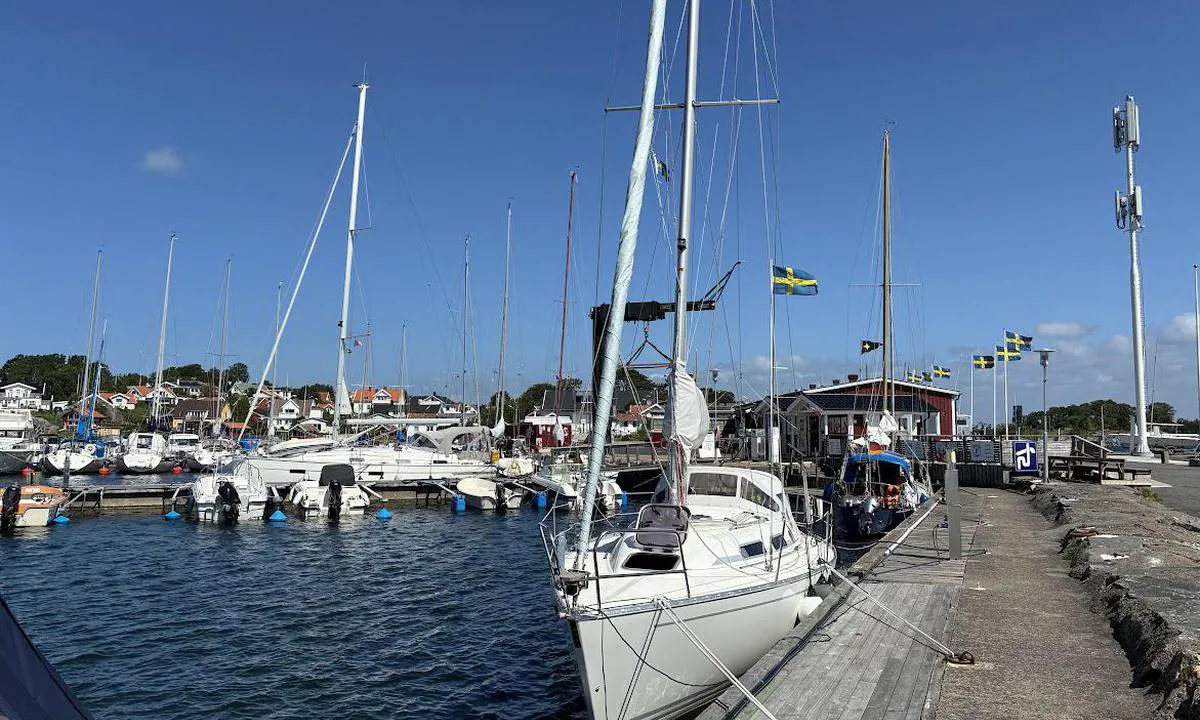 Gottskär m. Tjolöholm: {"base": "no", "no": "Bilde tatt fra moloen mot nord. Bensin og diesel ved kranen.", "se": "Bild tagen fr\u00e5n piren mot norr. Bensin och diesel vid kranen.", "en": "Photo taken from the breakwater towards the north. Gasoline and diesel available at the crane.", "da": "Billede taget fra molen mod nord. Benzin og diesel ved kranen.", "fr": "Image prise du brise-lames vers le nord. Essence et diesel pr\u00e8s de la grue.", "de": "Bild aufgenommen vom Molenkopf nach Norden. Benzin und Diesel bei dem Kran.", "es": "Foto tomado desde el espig\u00f3n hacia el norte. Gasolina y di\u00e9sel en la gr\u00faa.", "it": "Foto scattata dal molo verso nord. Benzina e diesel presso la gru.", "pt": "Imagem tirada do quebra-mar em dire\u00e7\u00e3o ao norte. Gasolina e diesel na grua.", "nl": "<p>Afbeelding genomen vanaf de pier naar het noorden. Benzine en diesel bij de kraan.</p>", "pl": "Zdj\u0119cie zrobione z mola w kierunku p\u00f3\u0142nocnym. Benzyna i diesel przy \u017curawiu.", "uk": "\u0424\u043e\u0442\u043e, \u0437\u0440\u043e\u0431\u043b\u0435\u043d\u0435 \u0437 \u043c\u043e\u043b\u0443 \u0432 \u043d\u0430\u043f\u0440\u044f\u043c\u043a\u0443 \u043d\u0430 \u043f\u0456\u0432\u043d\u0456\u0447. \u0411\u0435\u043d\u0437\u0438\u043d \u0456 \u0434\u0438\u0437\u0435\u043b\u044c \u0431\u0456\u043b\u044f \u043a\u0440\u0430\u043d\u0430.", "ro": "Imagine luat\u0103 de pe dig spre nord. Benzin\u0103 \u0219i motorin\u0103 la macara.", "tr": "<p>Resim kuzeye do\u011fru iskeleden \u00e7ekildi. Vin\u00e7 yan\u0131nda benzin ve dizel mevcuttur.</p>", "el": "\u0395\u03b9\u03ba\u03cc\u03bd\u03b1 \u03c0\u03bf\u03c5 \u03b5\u03bb\u03ae\u03c6\u03b8\u03b7 \u03b1\u03c0\u03cc \u03c4\u03bf \u03bc\u03cc\u03bb\u03bf \u03c0\u03c1\u03bf\u03c2 \u03b2\u03bf\u03c1\u03c1\u03ac. \u0392\u03b5\u03bd\u03b6\u03af\u03bd\u03b7 \u03ba\u03b1\u03b9 \u03bd\u03c4\u03af\u03b6\u03b5\u03bb \u03c3\u03c4\u03bf\u03bd \u03b3\u03b5\u03c1\u03b1\u03bd\u03cc.", "cs": "Obr\u00e1zek po\u0159\u00edzen\u00fd z mola sm\u011brem na sever. Benz\u00edn a nafta u je\u0159\u00e1bu.", "hu": "<p>A k\u00e9pet a hull\u00e1mt\u00f6r\u0151r\u0151l \u00e9szak fel\u00e9 vett\u00e9k. Benzin \u00e9s d\u00edzel az emel\u0151n\u00e9l.</p>", "fi": "<p>Kuva otettu aallonmurtajalta pohjoiseen. Bensiini ja diesel nosturin vieress\u00e4.</p>", "bg": "\u0421\u043d\u0438\u043c\u043a\u0430, \u043d\u0430\u043f\u0440\u0430\u0432\u0435\u043d\u0430 \u043e\u0442 \u0432\u044a\u043b\u043d\u043e\u043b\u043e\u043c\u0430 \u043d\u0430 \u0441\u0435\u0432\u0435\u0440. \u0411\u0435\u043d\u0437\u0438\u043d \u0438 \u0434\u0438\u0437\u0435\u043b \u0434\u043e \u043a\u0440\u0430\u043d\u0430.", "sr": "Slika snimljena sa mola prema severu. Benzin i dizel kod krana.", "et": "<p>Pilt v\u00f5etud muulilt p\u00f5hja suunas.</p><p>Bensiin ja diisel kraana juures.</p>", "lv": "Att\u0113ls uz\u0146emts no mola zieme\u013cu virzien\u0101. Benz\u012bns un d\u012bze\u013cdegviela pie celt\u0146a.", "lt": "Vaizdas i\u0161 mol\u0173 \u0161iaur\u0117s kryptimi. Benzinas ir dyzelinas prie krano."}