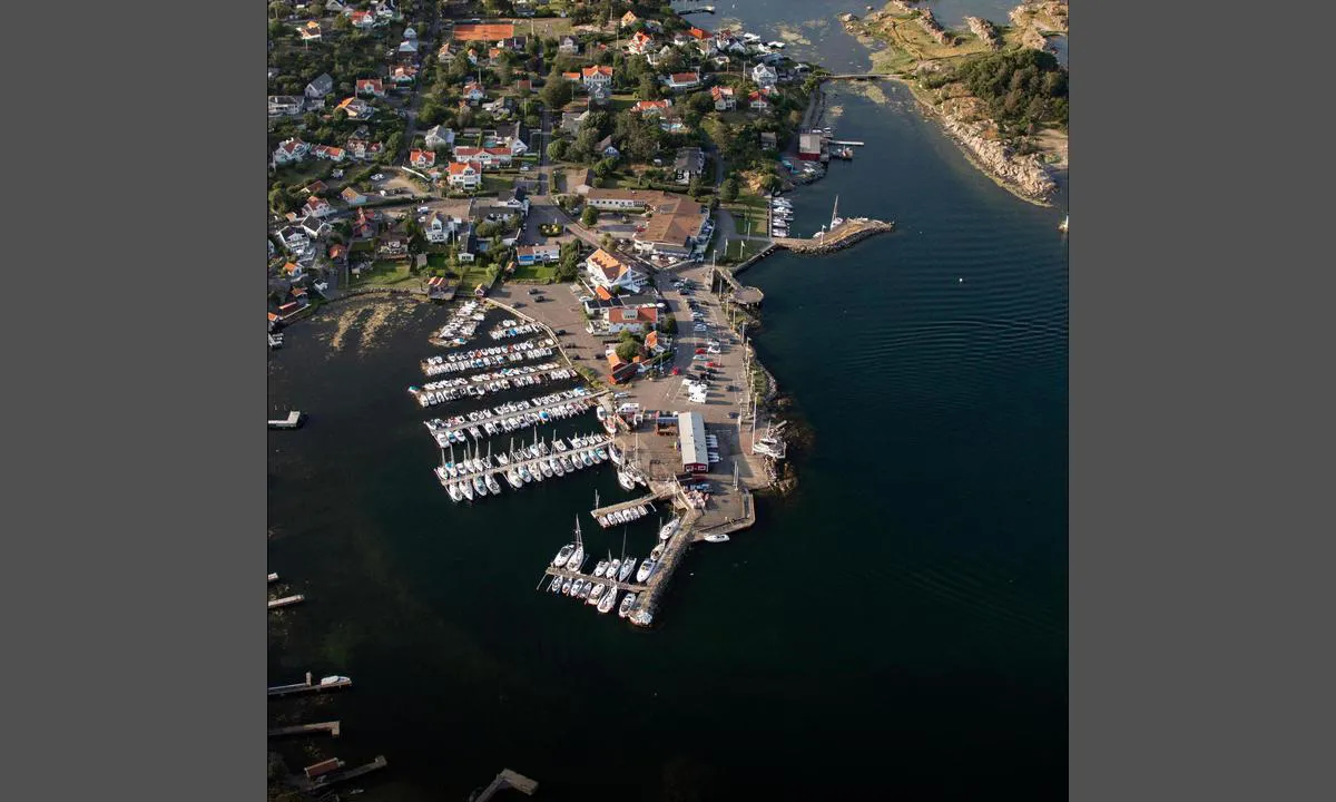 Aerial photo of Gottskär m. Tjolöholm. Presented in cooperation with fotoflyg.se. You can order this as a framed print on their website (link below). Use code "harbourmaps" to get a 10% rebate