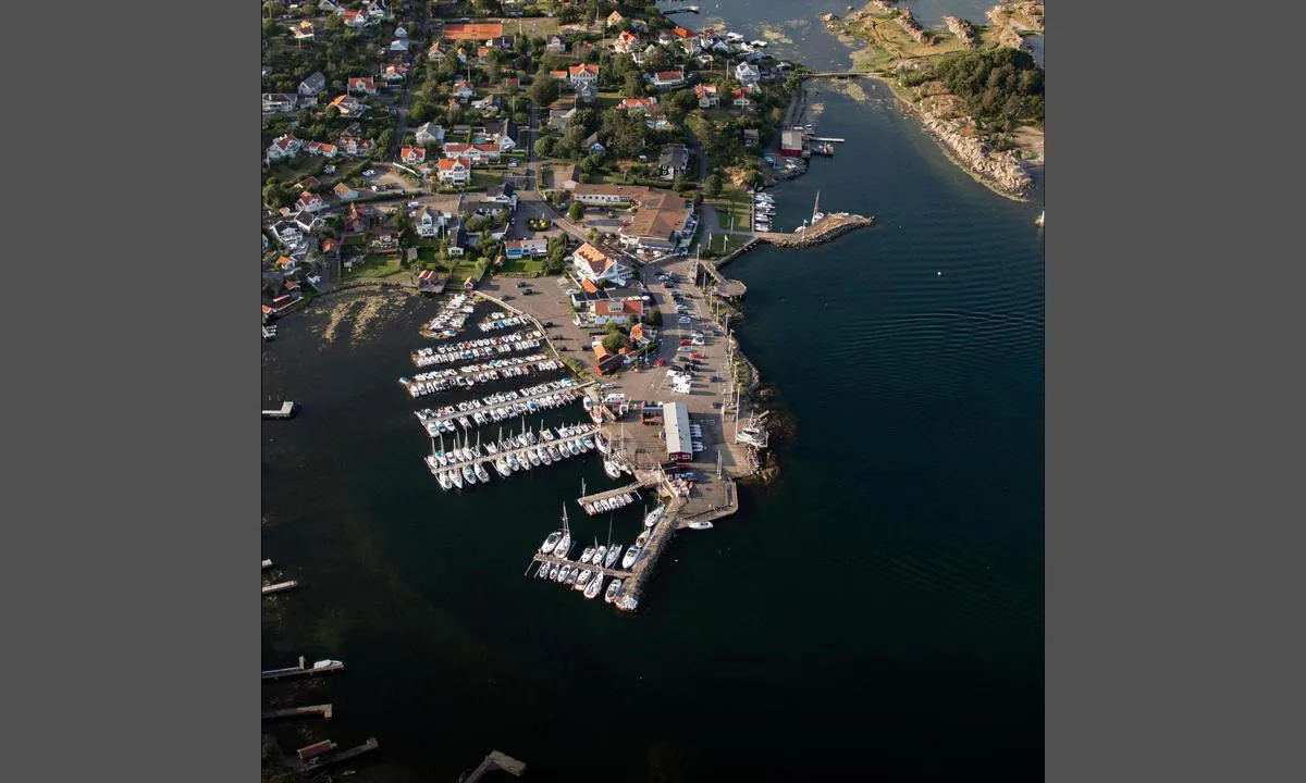 Gottskär m. Tjolöholm: {"base": "en", "no": "Luftfoto av Gottsk\u00e4r m. Tjol\u00f6holm. Presentert i samarbeid med fotoflyg.se. Du kan bestille dette som et innrammet trykk p\u00e5 deres nettside (lenke nedenfor). Bruk koden 'harbourmaps' for \u00e5 f\u00e5 10% rabatt", "se": "Flygfoto av Gottsk\u00e4r med Tjol\u00f6holm. Presenterat i samarbete med fotoflyg.se. Du kan best\u00e4lla detta som en inramad utskrift p\u00e5 deras webbplats (l\u00e4nk nedan). Anv\u00e4nd koden 'harbourmaps' f\u00f6r att f\u00e5 10 % rabatt.", "en": "Aerial photo of Gottsk\u00e4r m. Tjol\u00f6holm. Presented in cooperation with fotoflyg.se. You can order this as a framed print on their website (link below). Use code \"harbourmaps\" to get a 10% rebate", "da": "Luftfoto af Gottsk\u00e4r m. Tjol\u00f6holm. Pr\u00e6senteret i samarbejde med fotoflyg.se. Du kan bestille dette som et indrammet print p\u00e5 deres hjemmeside (link nedenfor). Brug koden \"harbourmaps\" for at f\u00e5 10% rabat."}