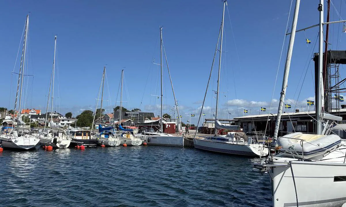 Gottskär m. Tjolöholm: {"base": "no", "no": "Gjesteplass langs kai og i ledige b\u00e5ser med gr\u00f8nt skilt. Havnekontor p\u00e5 enden av bygget med dusj, toalett og vask/t\u00f8rk.", "se": "G\u00e4stplats l\u00e4ngs kaj och i lediga platser med gr\u00f6n skylt. Hamnkontor i \u00e4nden av byggnaden med dusch, toalett och tv\u00e4tt/tork.", "en": "Guest spots along the quay and in available berths with a green sign. Harbour office at the end of the building with shower, toilet, and wash/dry facilities.", "da": "G\u00e6steplads langs kajen og i ledige b\u00e5se med gr\u00f8nt skilt. Havnekontor for enden af bygningen med bruser, toilet og vask/t\u00f8r.", "fr": "Place pour visiteurs le long du quai et dans les places disponibles avec un panneau vert. Bureau du port \u00e0 l'extr\u00e9mit\u00e9 du b\u00e2timent avec douche, toilettes et lave-linge/s\u00e8che-linge.", "de": "Gastliegepl\u00e4tze entlang der Kaimauer und in freien Boxen mit gr\u00fcnem Schild. Hafenb\u00fcro am Ende des Geb\u00e4udes mit Dusche, Toilette und Wasch/Trocken.", "es": "Lugar de invitados a lo largo del muelle y en puestos vac\u00edos con se\u00f1al verde. Oficina del puerto al final del edificio con ducha, ba\u00f1o y lavander\u00eda/secadora.", "it": "Posto per ospiti lungo il molo e negli ormeggi liberi con il cartello verde. Ufficio portuale alla fine dell'edificio con doccia, toilette e lavanderia/asciugatrice.", "pt": "Cais de visitantes ao longo do cais e em vagas livres com sinal verde. Escrit\u00f3rio do porto no final do edif\u00edcio com chuveiro, banheiro e lavagem/secagem.", "nl": "Gastenplaatsen langs de kade en in vrije boxen met een groen bord. Havenkantoor aan het einde van het gebouw met douche, toilet en was-/droogfaciliteiten.", "pl": "Miejsca go\u015bcinne wzd\u0142u\u017c kei i w wolnych przystaniach oznaczonych zielonym znakiem. Biuro portowe na ko\u0144cu budynku z prysznicem, toalet\u0105 oraz pralk\u0105/suszark\u0105.", "uk": "\u0413\u043e\u0441\u0442\u044c\u043e\u0432\u0456 \u043c\u0456\u0441\u0446\u044f \u0432\u0437\u0434\u043e\u0432\u0436 \u043f\u0440\u0438\u0447\u0430\u043b\u0443 \u0442\u0430 \u0443 \u0432\u0456\u043b\u044c\u043d\u0438\u0445 \u043a\u043e\u043c\u0456\u0440\u043a\u0430\u0445 \u0456\u0437 \u0437\u0435\u043b\u0435\u043d\u0438\u043c \u0437\u043d\u0430\u043a\u043e\u043c. \u041e\u0444\u0456\u0441 \u0433\u0430\u0432\u0430\u043d\u0456 \u0437\u043d\u0430\u0445\u043e\u0434\u0438\u0442\u044c\u0441\u044f \u0432 \u043a\u0456\u043d\u0446\u0456 \u0431\u0443\u0434\u0456\u0432\u043b\u0456 \u0437 \u0434\u0443\u0448\u0435\u043c, \u0442\u0443\u0430\u043b\u0435\u0442\u043e\u043c \u0442\u0430 \u043f\u0440\u0430\u043b\u044c\u043d\u043e\u044e/\u0441\u0443\u0448\u0438\u043b\u044c\u043d\u043e\u044e \u043c\u0430\u0448\u0438\u043d\u0430\u043c\u0438.", "ro": "Locuri de oaspe\u021bi de-a lungul cheului \u0219i \u00een spa\u021bii libere cu semn verde. Biroul portuar se afl\u0103 la cap\u0103tul cl\u0103dirii, echipat cu du\u0219, toalet\u0103 \u0219i facilit\u0103\u021bi de sp\u0103lare/uscare.", "tr": "Misafir yeri r\u0131ht\u0131m boyunca ve ye\u015fil i\u015faretli bo\u015f iskelelerde. Bina sonunda du\u015f, tuvalet ve y\u0131kama/kurutma olanaklar\u0131na sahip liman ofisi.", "el": "\u03a7\u03ce\u03c1\u03bf\u03c2 \u03c6\u03b9\u03bb\u03bf\u03be\u03b5\u03bd\u03af\u03b1\u03c2 \u03ba\u03b1\u03c4\u03ac \u03bc\u03ae\u03ba\u03bf\u03c2 \u03c4\u03b7\u03c2 \u03b1\u03c0\u03bf\u03b2\u03ac\u03b8\u03c1\u03b1\u03c2 \u03ba\u03b1\u03b9 \u03c3\u03b5 \u03b5\u03bb\u03b5\u03cd\u03b8\u03b5\u03c1\u03b5\u03c2 \u03b8\u03ad\u03c3\u03b5\u03b9\u03c2 \u03bc\u03b5 \u03c0\u03c1\u03ac\u03c3\u03b9\u03bd\u03bf \u03c3\u03ae\u03bc\u03b1. \u0393\u03c1\u03b1\u03c6\u03b5\u03af\u03bf \u03bb\u03b9\u03bc\u03ad\u03bd\u03b1 \u03c3\u03c4\u03bf \u03c4\u03ad\u03bb\u03bf\u03c2 \u03c4\u03bf\u03c5 \u03ba\u03c4\u03b9\u03c1\u03af\u03bf\u03c5 \u03bc\u03b5 \u03bd\u03c4\u03bf\u03c5\u03c2, \u03c4\u03bf\u03c5\u03b1\u03bb\u03ad\u03c4\u03b1 \u03ba\u03b1\u03b9 \u03c0\u03bb\u03c5\u03bd\u03c4\u03ae\u03c1\u03b9\u03bf/\u03c3\u03c4\u03b5\u03b3\u03bd\u03c9\u03c4\u03ae\u03c1\u03b9\u03bf.", "cs": "M\u00edsta pro hosty pod\u00e9l mola a ve voln\u00fdch st\u00e1n\u00edch s\u00a0zelen\u00fdmi cedulkami. P\u0159\u00edstavn\u00ed kancel\u00e1\u0159 na konci budovy se sprchou, toaletou a pran\u00edm/su\u0161en\u00edm.", "hu": "Vend\u00e9ghelyek a m\u00f3l\u00f3 ment\u00e9n \u00e9s a z\u00f6ld t\u00e1bl\u00e1val jel\u00f6lt \u00fcres kik\u00f6t\u0151helyeken. A kik\u00f6t\u0151i iroda az \u00e9p\u00fclet v\u00e9g\u00e9n tal\u00e1lhat\u00f3, zuhanyz\u00f3val, WC-vel \u00e9s mos\u00f3/sz\u00e1r\u00edt\u00f3 helyis\u00e9ggel.", "fi": "Vieraspaikkoja laiturin varrella ja vapaissa laitureissa, joissa on vihre\u00e4 kyltti. Satamakonttori rakennuksen p\u00e4\u00e4dyss\u00e4, siell\u00e4 on suihku, WC ja pesu/kuivaus.", "bg": "\u041c\u0435\u0441\u0442\u0430 \u0437\u0430 \u0433\u043e\u0441\u0442\u0438 \u043f\u043e \u043f\u0440\u043e\u0442\u0435\u0436\u0435\u043d\u0438\u0435 \u043d\u0430 \u043a\u0435\u044f \u0438 \u0432 \u0441\u0432\u043e\u0431\u043e\u0434\u043d\u0438 \u043c\u0435\u0441\u0442\u0430, \u043e\u0431\u043e\u0437\u043d\u0430\u0447\u0435\u043d\u0438 \u0441\u044a\u0441 \u0437\u0435\u043b\u0435\u043d \u0437\u043d\u0430\u043a. \u041f\u0440\u0438\u0441\u0442\u0430\u043d\u0438\u0449\u0435\u043d \u043e\u0444\u0438\u0441 \u0432 \u043a\u0440\u0430\u044f \u043d\u0430 \u0441\u0433\u0440\u0430\u0434\u0430\u0442\u0430 \u0441 \u0434\u0443\u0448, \u0442\u043e\u0430\u043b\u0435\u0442\u043d\u0430 \u0438 \u043f\u0435\u0440\u0430\u043b\u043d\u044f/\u0441\u0443\u0448\u0438\u043b\u043d\u044f.", "sr": "\u041c\u0435\u0441\u0442\u043e \u0437\u0430 \u0433\u043e\u0441\u0442\u0435 \u0434\u0443\u0436 \u043f\u0440\u0438\u0441\u0442\u0430\u043d\u0438\u0448\u0442\u0430 \u0438 \u0443 \u0441\u043b\u043e\u0431\u043e\u0434\u043d\u0438\u043c \u043c\u0435\u0441\u0442\u0438\u043c\u0430 \u0441\u0430 \u0437\u0435\u043b\u0435\u043d\u0438\u043c \u0437\u043d\u0430\u043a\u043e\u043c. \u041b\u0443\u043a\u0430 \u0443 \u043a\u0440\u0430\u0458\u045a\u0435\u043c \u0434\u0435\u043b\u0443 \u0437\u0433\u0440\u0430\u0434\u0435 \u0441\u0430 \u0442\u0443\u0448\u0435\u043c, \u0442\u043e\u0430\u043b\u0435\u0442\u043e\u043c \u0438 \u043f\u0440\u0430\u045a\u0435\u043c/\u0441\u0443\u0448\u0435\u045a\u0435\u043c.", "et": "K\u00fclaliskohad kai \u00e4\u00e4res ja vabades poitides koos rohelise m\u00e4rgiga. Sadamakontor asub hoone l\u00f5pus ning seal on du\u0161\u0161, tualett ja pesu-/kuivatusruum.", "lv": "Viesu vietas gar piest\u0101tni un br\u012bvaj\u0101s st\u0101vviet\u0101s ar za\u013cu z\u012bmi. Ostas birojs \u0113kas gal\u0101 ar du\u0161u, tualeti un mazg\u0101\u0161anas/\u017e\u0101v\u0113\u0161anas iesp\u0113j\u0101m.", "lt": "Sve\u010dio vieta prie krantin\u0117s ir laisvuose uostuose su \u017ealiu \u017eenklu. Uosto biuras pastato gale su du\u0161u, tualetu ir skalbimo/d\u017eiovinimo patalpa."}