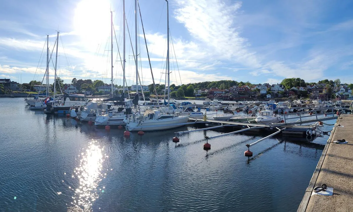 Gottskär m. Tjolöholm: {"base": "de", "no": "Utsikt fra kranen mot s\u00f8rvest.", "se": "Utsikt fr\u00e5n kranen mot sydv\u00e4st.", "en": "View from the crane towards the southwest.", "da": "Udsigt fra kranen mod sydvest.", "fr": "Vue depuis la grue vers le sud-ouest.", "de": "Blick vom Kran nach S\u00fcdwesten.", "es": "Vista desde la gr\u00faa hacia el suroeste.", "it": "Vista dalla gru verso sud-ovest.", "pt": "Vista do guindaste para sudoeste.", "nl": "Uitzicht vanaf de kraan naar het zuidwesten.", "pl": "Widok z d\u017awigu na po\u0142udniowy zach\u00f3d.", "uk": "\u0412\u0438\u0434 \u0437 \u043a\u0440\u0430\u043d\u0430 \u043d\u0430 \u043f\u0456\u0432\u0434\u0435\u043d\u043d\u0438\u0439 \u0437\u0430\u0445\u0456\u0434.", "ro": "Vedere de la macara spre sud-vest.", "tr": "Vin\u00e7ten g\u00fcneybat\u0131ya bak\u0131\u015f.", "el": "\u0398\u03ad\u03b1 \u03b1\u03c0\u03cc \u03c4\u03bf\u03bd \u03b3\u03b5\u03c1\u03b1\u03bd\u03cc \u03c0\u03c1\u03bf\u03c2 \u03bd\u03bf\u03c4\u03b9\u03bf\u03b4\u03c5\u03c4\u03b9\u03ba\u03ae \u03ba\u03b1\u03c4\u03b5\u03cd\u03b8\u03c5\u03bd\u03c3\u03b7.", "cs": "Pohled z je\u0159\u00e1bu na jihoz\u00e1pad.", "hu": "Kil\u00e1t\u00e1s a darur\u00f3l d\u00e9lnyugat fel\u00e9.", "fi": "N\u00e4kym\u00e4 nosturista lounaaseen.", "bg": "\u0413\u043b\u0435\u0434\u043a\u0430 \u043e\u0442 \u043a\u0440\u0430\u043d\u0430 \u043a\u044a\u043c \u044e\u0433\u043e\u0437\u0430\u043f\u0430\u0434.", "sr": "\u041f\u043e\u0433\u043b\u0435\u0434 \u0441\u0430 \u043a\u0440\u0430\u043d\u0430 \u043a\u0430 \u0458\u0443\u0433\u043e\u0437\u0430\u043f\u0430\u0434\u0443.", "et": "Vaade kraanalt edelasse.", "lv": "Skats no celt\u0146a uz dienvidrietumiem.", "lt": "Vaizdas nuo krano pietvakari\u0173 kryptimi."}