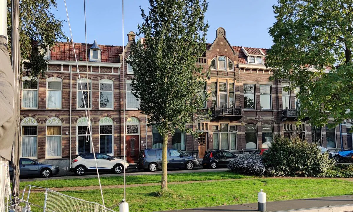 Goudkade Marina: {"base": "en", "no": "Fort\u00f8yd ved Kattesingel", "se": "F\u00f6rt\u00f6jd vid Kattesingel", "en": "Moored at the Kattesingel", "da": "Fort\u00f8jet ved Kattesingel"}