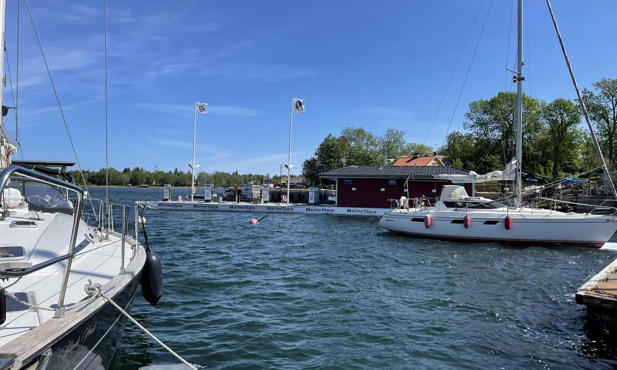 Gräddö Sjömack och Gästhamn: {"base": "en", "no": "Havne kontor ved bensinstasjonen, inngang fra sj\u00f8siden.", "se": "Hamnkontor vid bensinstationen, ing\u00e5ng fr\u00e5n sj\u00f6sidan.", "en": "Harbour Office at the petrol station, entry from seaside.", "da": "Havne kontor ved tankstationen, indgang fra s\u00f8siden.", "fr": "Bureau du port \u00e0 la station-service, entr\u00e9e depuis la mer.", "de": "Hafenb\u00fcro an der Tankstelle, Zugang von der Seeseite.", "es": "Oficina del Puerto en la estaci\u00f3n de gasolina, entrada desde el mar.", "it": "Ufficio del Porto presso la stazione di servizio, ingresso dal mare.", "pt": "Escrit\u00f3rio do Porto na esta\u00e7\u00e3o de combust\u00edvel, entrada pelo lado do mar.", "nl": "Havendienst bij het tankstation, ingang vanaf zeezijde.", "pl": "Biuro portu przy stacji benzynowej, wej\u015bcie od strony morza.", "uk": "\u041e\u0444\u0456\u0441 \u0433\u0430\u0432\u0430\u043d\u0456 \u043d\u0430 \u0437\u0430\u043f\u0440\u0430\u0432\u043d\u0456\u0439 \u0441\u0442\u0430\u043d\u0446\u0456\u0457, \u0432\u0445\u0456\u0434 \u0437 \u0431\u043e\u043a\u0443 \u043c\u043e\u0440\u044f.", "ro": "Biroul Portului la sta\u021bia de benzin\u0103, intrare dinspre mare.", "tr": "Liman Ofisi benzin istasyonunda, deniz taraf\u0131ndan giri\u015f.", "el": "\u0393\u03c1\u03b1\u03c6\u03b5\u03af\u03bf \u039b\u03b9\u03bc\u03ad\u03bd\u03b1 \u03c3\u03c4\u03bf \u03c0\u03c1\u03b1\u03c4\u03ae\u03c1\u03b9\u03bf \u03ba\u03b1\u03c5\u03c3\u03af\u03bc\u03c9\u03bd, \u03b5\u03af\u03c3\u03bf\u03b4\u03bf\u03c2 \u03b1\u03c0\u03cc \u03c4\u03b7 \u03b8\u03ac\u03bb\u03b1\u03c3\u03c3\u03b1.", "cs": "Kancel\u00e1\u0159 p\u0159\u00edstavu u \u010derpac\u00ed stanice, vstup z mo\u0159e.", "hu": "Kik\u00f6t\u0151i iroda a benzink\u00fatn\u00e1l, bej\u00e1rat a tenger fel\u0151l.", "fi": "Satamatoimisto bensiinijaamalle, sis\u00e4\u00e4nk\u00e4ynti merelt\u00e4.", "bg": "\u041f\u0440\u0438\u0441\u0442\u0430\u043d\u0438\u0449\u043d\u0430 \u0441\u043b\u0443\u0436\u0431\u0430 \u043d\u0430 \u0431\u0435\u043d\u0437\u0438\u043d\u043e\u0441\u0442\u0430\u043d\u0446\u0438\u044f\u0442\u0430, \u0432\u0445\u043e\u0434 \u043e\u0442\u043a\u044a\u043c \u043c\u043e\u0440\u0435\u0442\u043e.", "sr": "Harbour Office na benzinskoj stanici, ulaz s mora.", "et": "Sadamab\u00fcroo asub bensiinijaamas, sissep\u00e4\u00e4s merelt.", "lv": "Ostas birojs pie degvielas uzpildes stacijas, ieeja no j\u016bras puses.", "lt": "Uosto biuras prie degalin\u0117s, \u012f\u0117jimas i\u0161 j\u016bros pus\u0117s."}