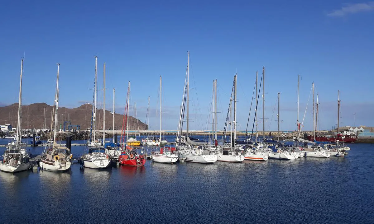 Gran Tarajal Marina: Romslig og rimelig havn i canarisk målestokk. Trivelig og rolig liten by i umiddelbar nærhet.