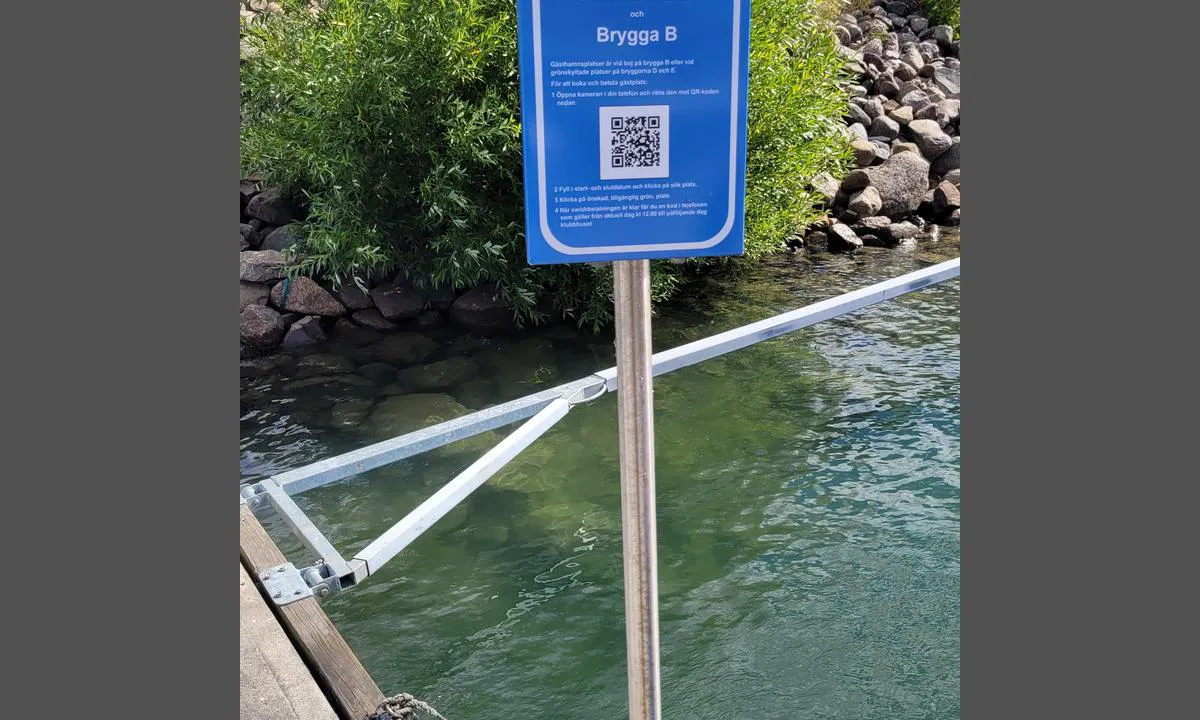 Gränna: {"base": "de", "no": "Ved gjestebryggen finnes QR-koder for bruk av servicefasilitetene.", "se": "QR-koder f\u00f6r att anv\u00e4nda serviceanl\u00e4ggningarna finns vid g\u00e4stbryggan.", "en": "QR codes for using the service facilities are available at the guest dock.", "da": "Ved g\u00e6stebroen er der QR-koder til brug af servicefaciliteterne.", "fr": "Des codes QR sont disponibles sur le quai des visiteurs pour l'utilisation des installations de service.", "de": "Am G\u00e4stesteg sind QR-Codes zur Nutzung der Serviceeinrichtungen vorhanden.", "es": "En el muelle de invitados hay c\u00f3digos QR para el uso de las instalaciones de servicio.", "it": "Al pontile per ospiti sono presenti codici QR per l'utilizzo dei servizi.", "pt": "No cais de visitantes, h\u00e1 c\u00f3digos QR para uso das instala\u00e7\u00f5es de servi\u00e7o.", "nl": "Bij de gaststeiger zijn QR-codes aanwezig voor het gebruik van de servicefaciliteiten.", "pl": "Na pomo\u015bcie dla go\u015bci znajduj\u0105 si\u0119 kody QR do korzystania z zaplecza serwisowego.", "uk": "\u041d\u0430 \u0433\u043e\u0441\u0442\u044c\u043e\u0432\u043e\u043c\u0443 \u043f\u0440\u0438\u0447\u0430\u043b\u0456 \u0454 QR-\u043a\u043e\u0434\u0438 \u0434\u043b\u044f \u0432\u0438\u043a\u043e\u0440\u0438\u0441\u0442\u0430\u043d\u043d\u044f \u0441\u0435\u0440\u0432\u0456\u0441\u043d\u0438\u0445 \u043f\u0440\u0438\u043c\u0456\u0449\u0435\u043d\u044c.", "ro": "La debarcaderul pentru oaspe\u021bi sunt disponibile coduri QR pentru utilizarea facilit\u0103\u021bilor de servicii.", "tr": "Misafir iskelesinde servis tesislerini kullanmak i\u00e7in QR kodlar\u0131 bulunmaktad\u0131r.", "el": "\u03a3\u03c4\u03b7 \u03c0\u03c1\u03bf\u03b2\u03bb\u03ae\u03c4\u03b1 \u03b5\u03c0\u03b9\u03c3\u03ba\u03b5\u03c0\u03c4\u03ce\u03bd \u03c5\u03c0\u03ac\u03c1\u03c7\u03bf\u03c5\u03bd \u03ba\u03c9\u03b4\u03b9\u03ba\u03bf\u03af QR \u03b3\u03b9\u03b1 \u03c4\u03b7 \u03c7\u03c1\u03ae\u03c3\u03b7 \u03c4\u03c9\u03bd \u03b5\u03b3\u03ba\u03b1\u03c4\u03b1\u03c3\u03c4\u03ac\u03c3\u03b5\u03c9\u03bd \u03b5\u03be\u03c5\u03c0\u03b7\u03c1\u03ad\u03c4\u03b7\u03c3\u03b7\u03c2.", "cs": "Na n\u00e1v\u0161t\u011bvn\u00edm mole jsou k dispozici QR k\u00f3dy pro vyu\u017eit\u00ed servisn\u00edch za\u0159\u00edzen\u00ed.", "hu": "A vend\u00e9gkik\u00f6t\u0151n\u00e9l QR-k\u00f3dok tal\u00e1lhat\u00f3k a szolg\u00e1ltat\u00e1si l\u00e9tes\u00edtm\u00e9nyek haszn\u00e1lat\u00e1hoz.", "fi": "Vieraslaiturilla on QR-koodeja, joilla voi k\u00e4ytt\u00e4\u00e4 palvelutiloja.", "bg": "\u041d\u0430 \u043a\u0435\u044f \u0437\u0430 \u0433\u043e\u0441\u0442\u0438 \u0441\u0430 \u043d\u0430\u043b\u0438\u0447\u043d\u0438 QR \u043a\u043e\u0434\u043e\u0432\u0435 \u0437\u0430 \u043f\u043e\u043b\u0437\u0432\u0430\u043d\u0435 \u043d\u0430 \u0441\u0435\u0440\u0432\u0438\u0437\u043d\u0438\u0442\u0435 \u0441\u044a\u043e\u0440\u044a\u0436\u0435\u043d\u0438\u044f.", "sr": "Na pristani\u0161tu za goste nalaze se QR kodovi za kori\u0161\u0107enje uslu\u017enih objekata.", "et": "K\u00fclaliskaidel on olemas QR-koodid teenindusruumide kasutamiseks.", "lv": "Pie viesu piest\u0101tnes ir QR kodi, lai izmantotu pakalpojumu iek\u0101rtas.", "lt": "Prie sve\u010di\u0173 prieplaukos yra QR kodai, skirti naudotis paslaug\u0173 \u012frenginiais."}