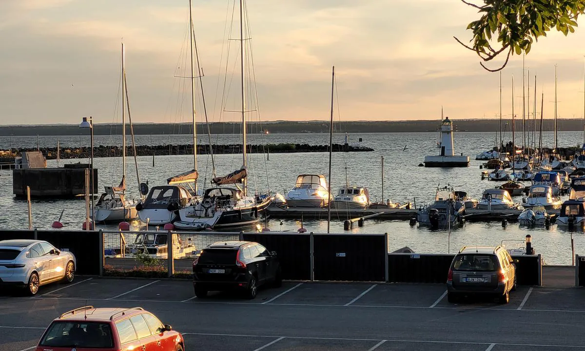 Gränna: {"base": "de", "no": "Utsikt over innl\u00f8pet og den midtre havneomr\u00e5det samt gjestebrygge B.", "se": "Utsikt \u00f6ver infarten och den centrala hamnomr\u00e5det samt g\u00e4stbrygga B.", "en": "View of the entrance and middle harbour area as well as Guest Pier B.", "da": "Udsigt over indsejling og det midterste havneomr\u00e5de samt g\u00e6stebro B.", "fr": "Vue sur l'entr\u00e9e et la zone portuaire centrale ainsi que le ponton pour invit\u00e9s B.", "de": "Blick auf Einfahrt und mittleren Hafenbereich sowie G\u00e4stesteg B.", "es": "Vista de la entrada y la zona media del puerto, as\u00ed como el embarcadero B para hu\u00e9spedes.", "it": "Vista sull'entrata e sull'area centrale del porto, cos\u00ec come sul pontile per ospiti B.", "pt": "Vista da entrada e da \u00e1rea central do porto, bem como do cais para visitantes B.", "nl": "Uitzicht op de ingang en het middelste havengebied evenals de gastensteiger B.", "pl": "Widok na wej\u015bcie i \u015brodkow\u0105 cz\u0119\u015b\u0107 portu oraz na pomost dla go\u015bci B.", "uk": "\u0412\u0438\u0434 \u043d\u0430 \u0432\u0445\u0456\u0434 \u0456 \u0441\u0435\u0440\u0435\u0434\u043d\u044e \u0447\u0430\u0441\u0442\u0438\u043d\u0443 \u0433\u0430\u0432\u0430\u043d\u0456, \u0430 \u0442\u0430\u043a\u043e\u0436 \u0433\u043e\u0441\u0442\u044c\u043e\u0432\u0438\u0439 \u043f\u0440\u0438\u0447\u0430\u043b B.", "ro": "Vedere asupra intr\u0103rii \u0219i a zonei centrale a portului, precum \u0219i pontonul pentru oaspe\u021bi B.", "tr": "Giri\u015f manzaras\u0131 ve orta liman alan\u0131 ile konuk iskelesi B.", "el": "\u0398\u03ad\u03b1 \u03c3\u03c4\u03b7\u03bd \u03b5\u03af\u03c3\u03bf\u03b4\u03bf \u03ba\u03b1\u03b9 \u03c4\u03b7 \u03bc\u03b5\u03c3\u03b1\u03af\u03b1 \u03c0\u03b5\u03c1\u03b9\u03bf\u03c7\u03ae \u03c4\u03bf\u03c5 \u03bb\u03b9\u03bc\u03b1\u03bd\u03b9\u03bf\u03cd \u03ba\u03b1\u03b8\u03ce\u03c2 \u03ba\u03b1\u03b9 \u03c3\u03c4\u03b7\u03bd \u03c0\u03c1\u03bf\u03b2\u03bb\u03ae\u03c4\u03b1 \u03b5\u03c0\u03b9\u03c3\u03ba\u03b5\u03c0\u03c4\u03ce\u03bd B.", "cs": "Pohled na vjezd a prost\u0159edn\u00ed \u010d\u00e1st p\u0159\u00edstavu a na molo pro hosty B.", "hu": "Kil\u00e1t\u00e1s a bej\u00e1ratra, a k\u00f6z\u00e9ps\u0151 kik\u00f6t\u0151i ter\u00fcletre \u00e9s a B vend\u00e9gm\u00f3l\u00f3ra.", "fi": "N\u00e4kym\u00e4 sis\u00e4\u00e4nk\u00e4yntiin ja keskisatama-alueeseen sek\u00e4 vieraslaituriin B.", "bg": "\u0418\u0437\u0433\u043b\u0435\u0434 \u043a\u044a\u043c \u0432\u0445\u043e\u0434\u0430 \u0438 \u0441\u0440\u0435\u0434\u043d\u0430\u0442\u0430 \u0447\u0430\u0441\u0442 \u043d\u0430 \u043f\u0440\u0438\u0441\u0442\u0430\u043d\u0438\u0449\u0435\u0442\u043e, \u043a\u0430\u043a\u0442\u043e \u0438 \u0433\u043e\u0441\u0442\u043e\u0432\u043e\u0442\u043e \u043a\u0435\u0439\u043e\u0432\u043e \u043c\u044f\u0441\u0442\u043e \u0411.", "sr": "Pogled na ulaz i srednji deo luke, kao i gostinski pristan B.", "et": "Vaade sisses\u00f5idule ja kesksele sadamaalale ning k\u00fclaliskaile B.", "lv": "Skats uz ieeju un vid\u0113jo ostas sektoru, k\u0101 ar\u012b viesu piest\u0101tni B.", "lt": "Vaizdas \u012f \u012fplauk\u0105 ir vidurin\u0119 uosto dal\u012f bei sve\u010di\u0173 prieplauk\u0105 B."}