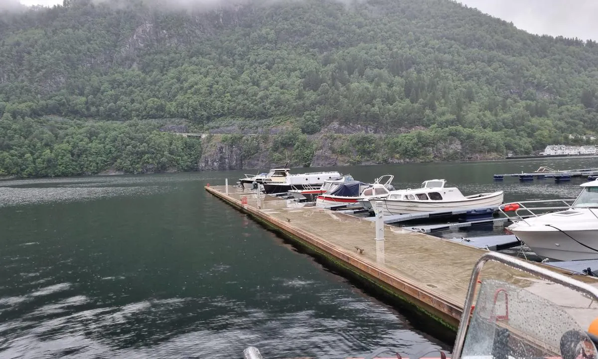 Granvin gjestehamn, Granvin båtlag : På utsiden av den ytterste flytebryggen er det merket Gjestehamn.