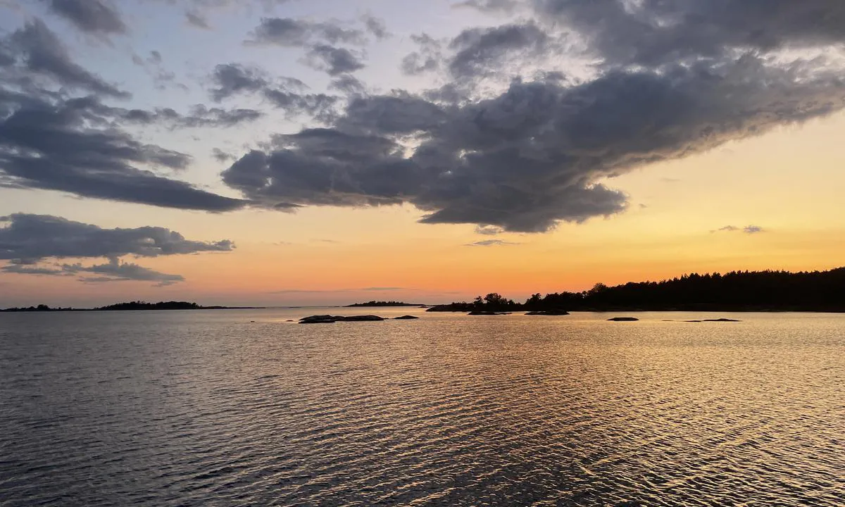 Gräsö - SXK Uppsala-Roslagen bouy: {"base": "en", "no": "Ser utover fra ankringsplass.", "se": "Ser ut fr\u00e5n ankringen.", "en": "Looking out from anchorage.", "da": "Kigger ud fra ankerpladsen.", "fr": "Regardant depuis le mouillage.", "de": "Von der Ankerstelle ausblickend.", "es": "Mirando hacia afuera desde el fondeadero.", "it": "Guardando fuori dall'ancoraggio.", "pt": "Observando a partir da \u00e1rea de fundeio.", "nl": "Uitkijken vanaf de ankerplaats.", "pl": "Spogl\u0105daj\u0105c z kotwicowiska.", "uk": "\u0414\u0438\u0432\u043b\u044f\u0447\u0438\u0441\u044c \u0437 \u044f\u043a\u043e\u0440\u043d\u043e\u0457 \u0441\u0442\u043e\u044f\u043d\u043a\u0438.", "ro": "Privind din ancorare.", "tr": "Demirleme yerinden d\u0131\u015far\u0131 bakmak.", "el": "\u039a\u03bf\u03b9\u03c4\u03ce\u03bd\u03c4\u03b1\u03c2 \u03b1\u03c0\u03cc \u03c4\u03bf \u03b1\u03b3\u03ba\u03c5\u03c1\u03bf\u03b2\u03cc\u03bb\u03b9\u03bf.", "cs": "Hled\u011bn\u00ed z kotvi\u0161t\u011b.", "hu": "Kil\u00e1t\u00e1s a horgonyz\u00e1si helyr\u0151l.", "fi": "N\u00e4kym\u00e4 ankkuripaikalta.", "bg": "\u0413\u043b\u0435\u0434\u0430\u0439\u043a\u0438 \u043d\u0430\u0432\u044a\u043d \u043e\u0442 \u043a\u043e\u0442\u0432\u0435\u043d\u0430\u0442\u0430 \u0441\u0442\u043e\u044f\u043d\u043a\u0430.", "sr": "Gledaju\u0107i iz sidri\u0161ta.", "et": "Vaade ankrupaigast.", "lv": "Skatoties no enkursvietas.", "lt": "I\u0161si\u017ei\u016br\u0117jimas i\u0161 inkaraviet\u0117s."}